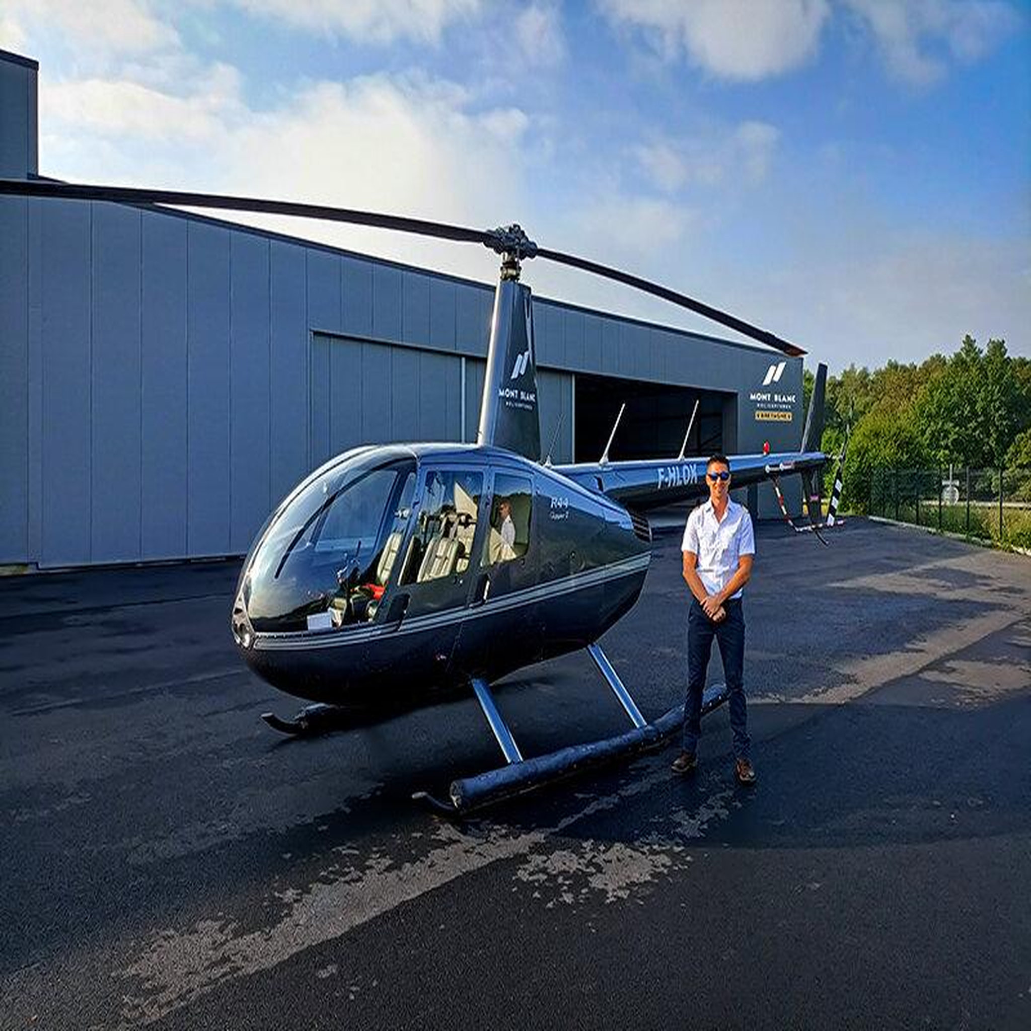 Voir la diapositive 2 : Smartbox Vol en hélicoptère de 20 min pour 2 personnes au-dessus de vannes - coffret cadeau sport & aventure