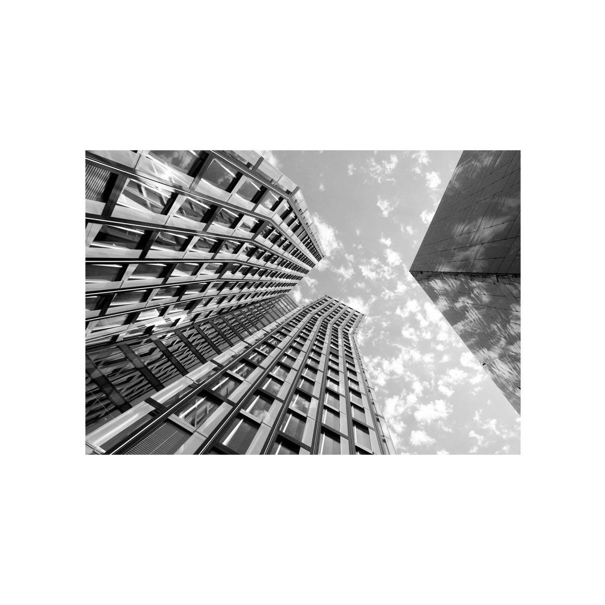 Voir la diapositive 2 : Paris Prix Papier Peint  Reach for the Sky