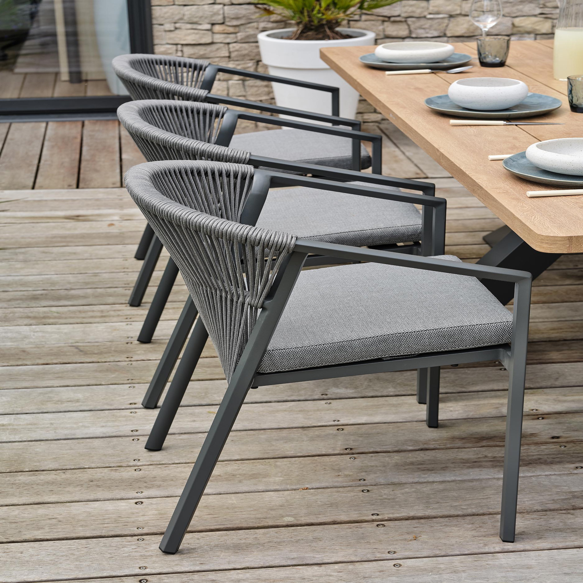 Voir la diapositive 3 : DCB GARDEN Ensemble repas de jardin (8 places)