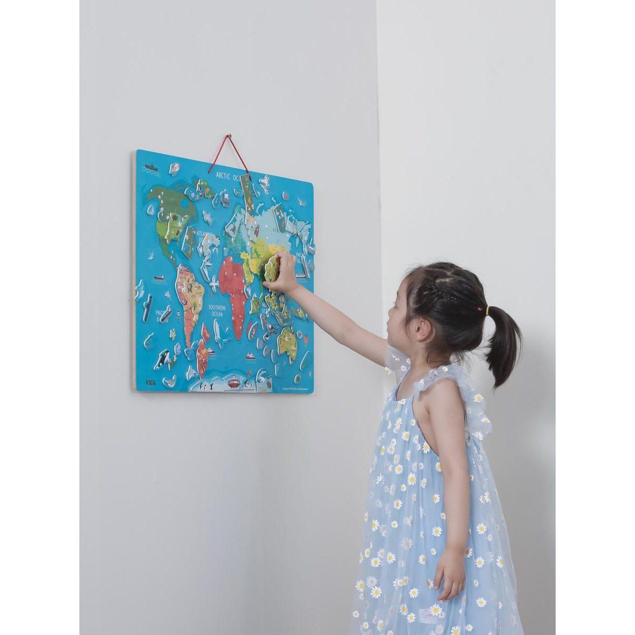 Voir la diapositive 5 : VIGA Tableau magnétique  44508 - carte du monde 2 en 1, 106 pièces