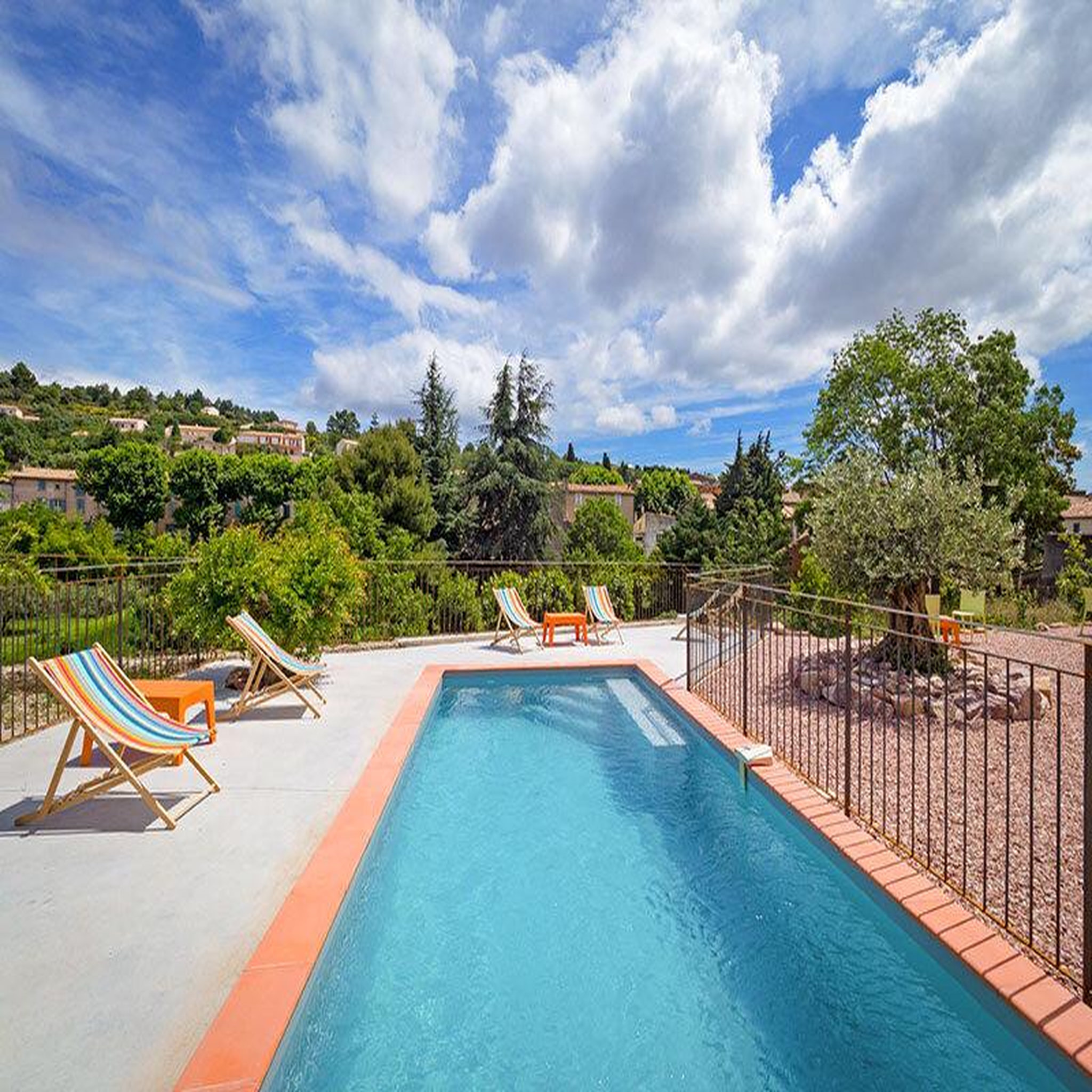 Voir la diapositive 3 : Smartbox 3 jours au soleil en famille dans un hôtel avec piscine près de carcassonne - coffret cadeau séjour