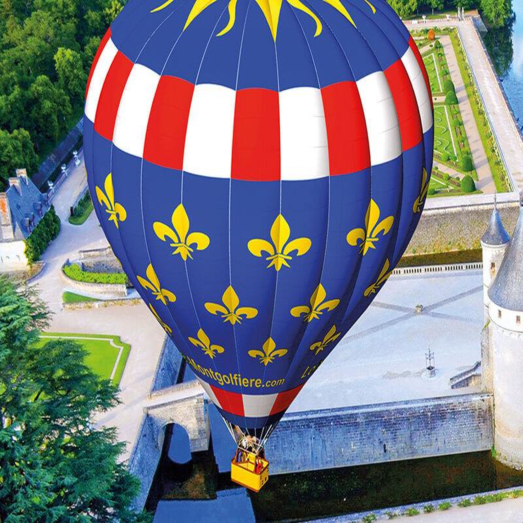 Voir la diapositive 2 : Smartbox Séjour de 2 jours avec vol en montgolfière pour 2 personnes en Touraine - Coffret Cadeau Multi-thèmes