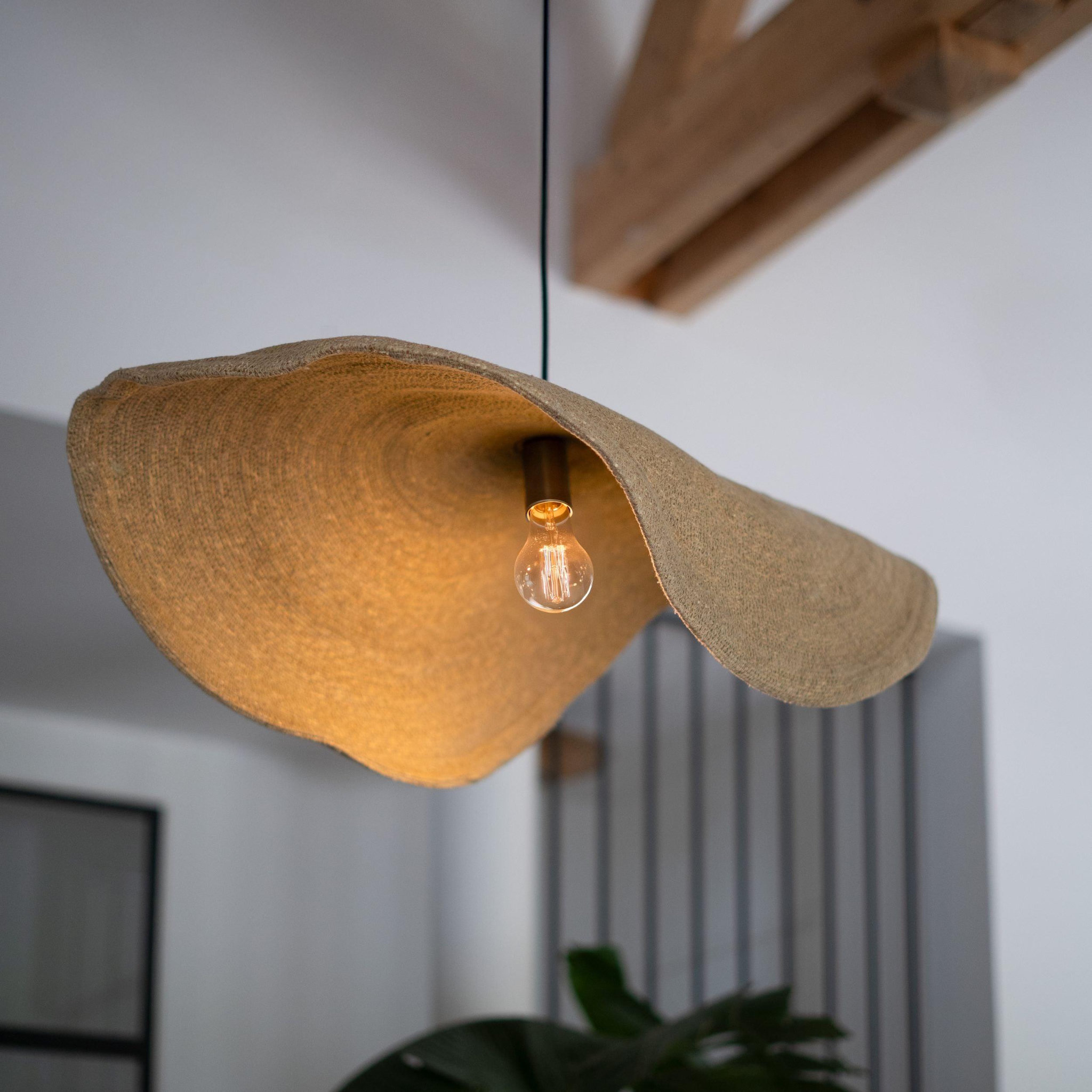 Voir la diapositive 6 : MAISON PAVANE Suspension en matière naturelle et métal 91 cm-Maho