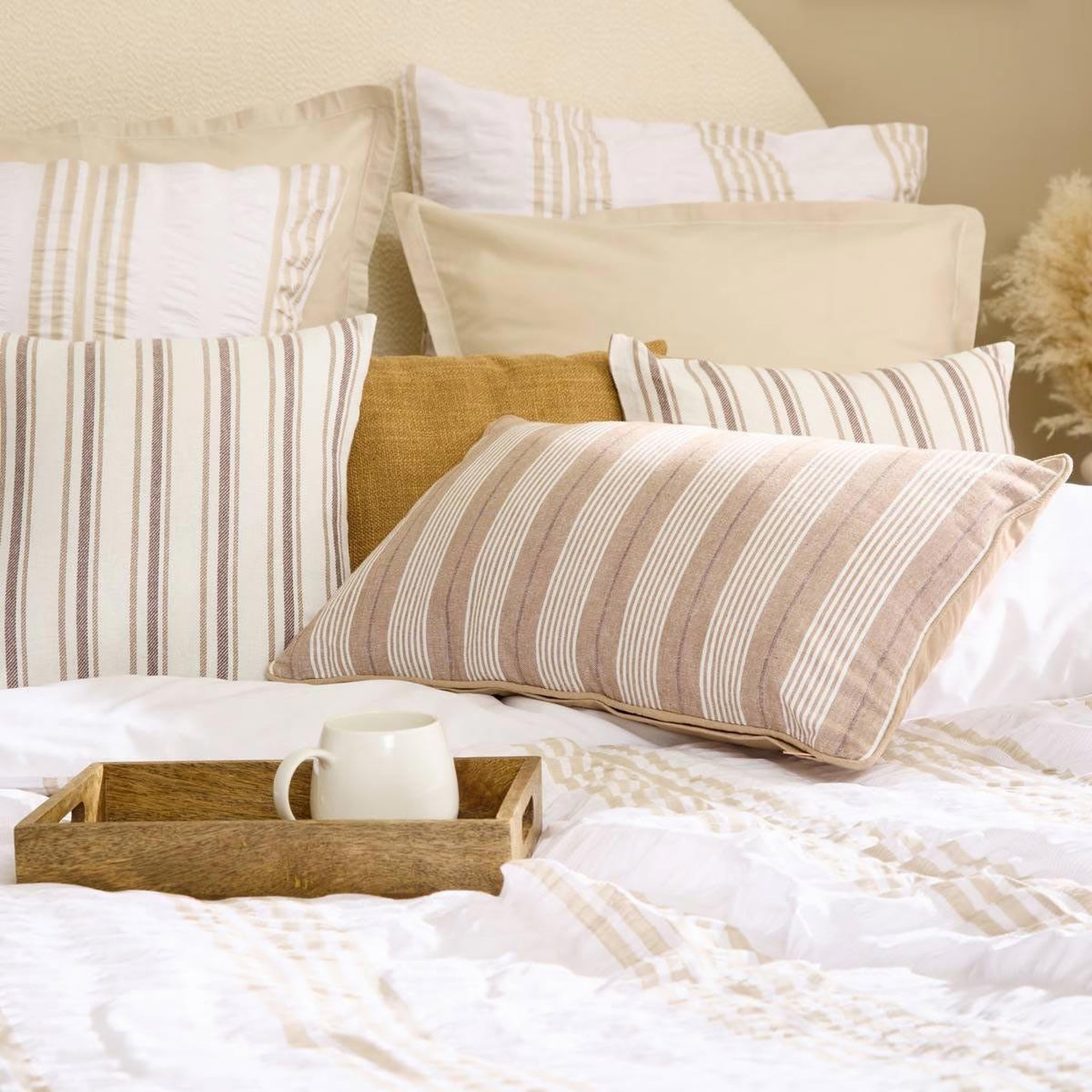 Voir la diapositive 3 : ATMOSPHERA Coussin déco à rayures  groove  38x58cm beige