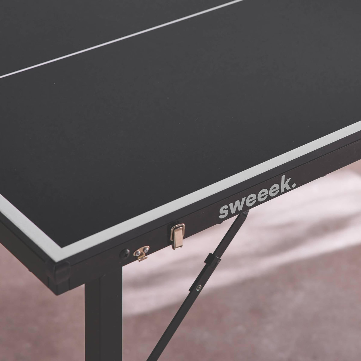 SWEEEK Mini table de ping pong pliable 150x75cm INDOOR, avec 4 raquettes et 6 balles, pour utilisation intérieure