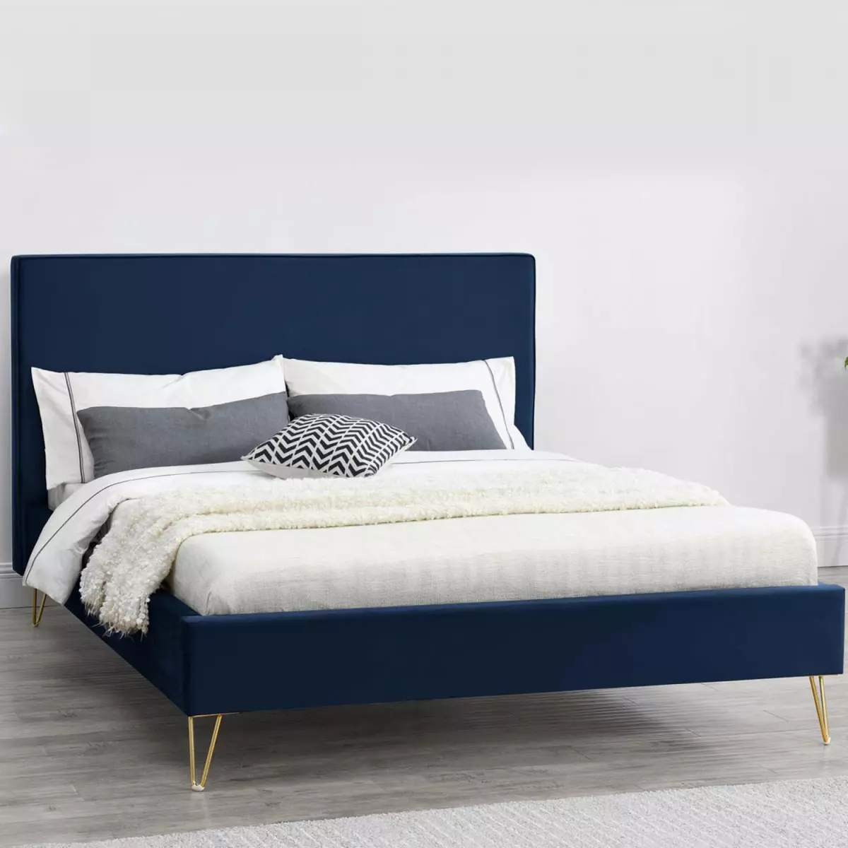 CONCEPT USINE Cadre de lit en velours bleu & pieds laiton 140x190 cm RIVERSIDE