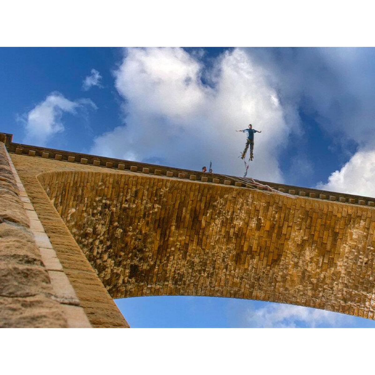 Smartbox Saut à l'élastique au viaduc de l'Isle Jourdain dans la Vienne - Coffret Cadeau Sport & Aventure