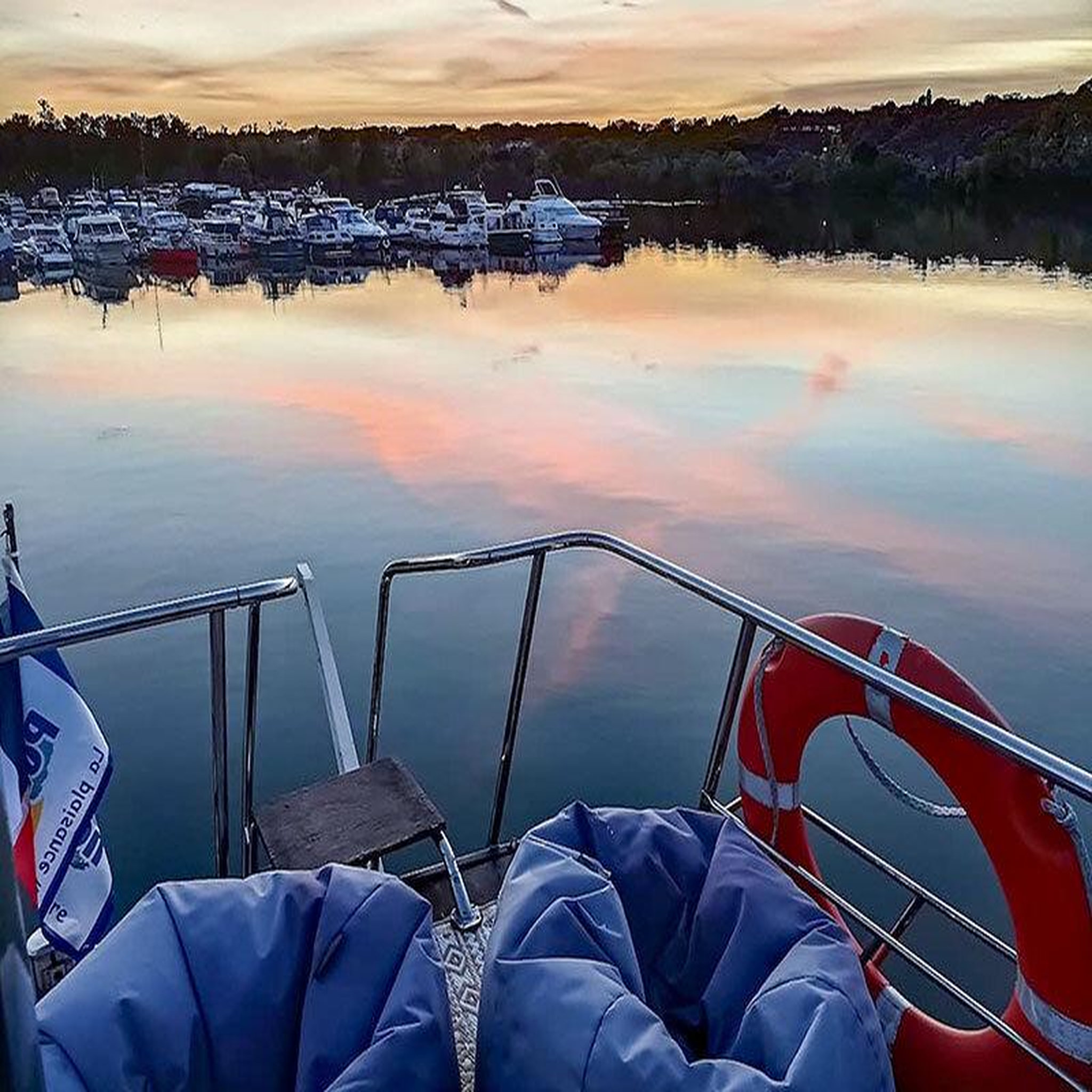 Voir la diapositive 4 : Smartbox Séjour insolite de 2 jours en maison flottante avec bain bouillonnant près de paris - coffret cadeau séjour