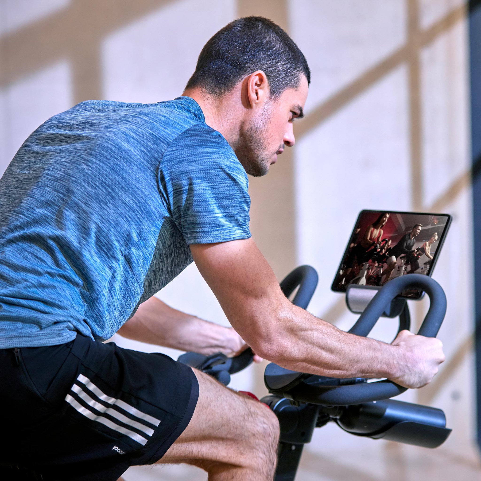 Voir la diapositive 2 : Adidas Velo de fitness Ergomètre - Adidas - Maison/Appartement - Modèle C-21x - Roue d'inertie 16 KG - Ecran LED