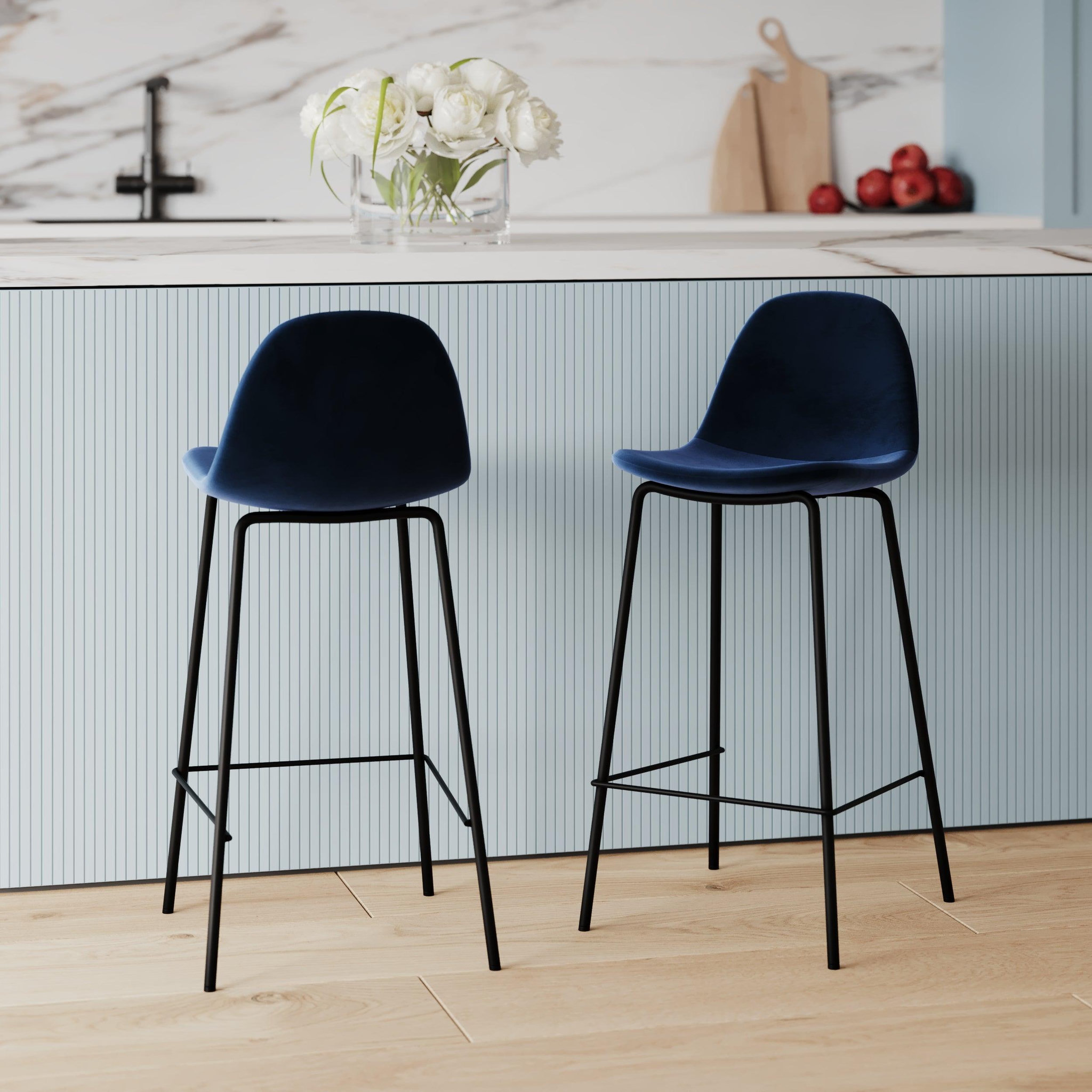 Voir la diapositive 2 : MAISON PAVANE Lot de 2 chaises pour îlot central 65 cm en velours bleu foncé-henrik