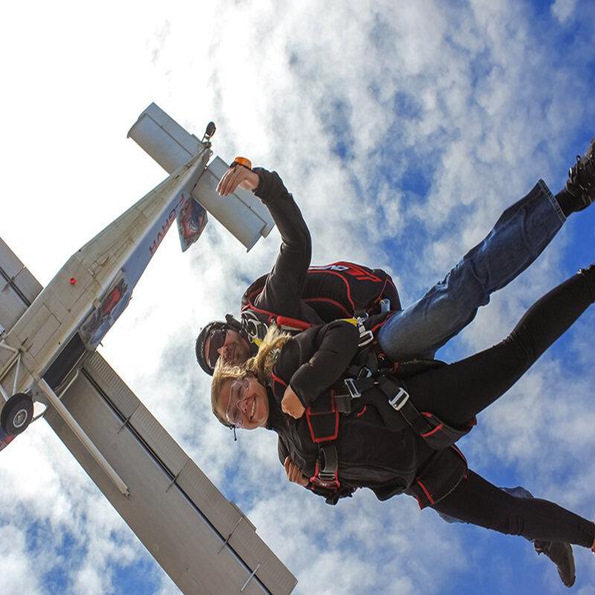Voir la diapositive 4 : Smartbox Saut en parachute sensationnel depuis l'aérodrome de péronne - coffret cadeau sport & aventure