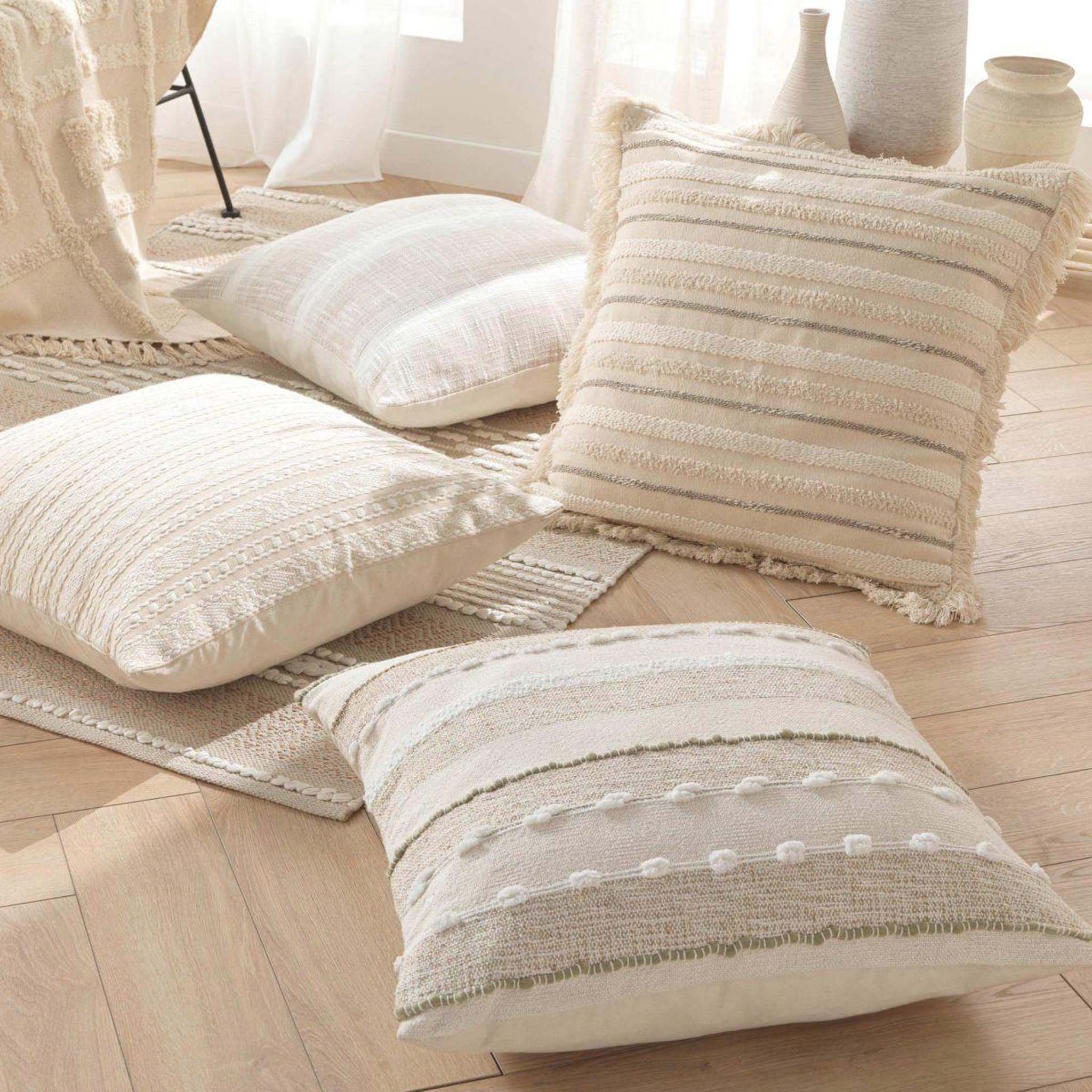 Voir la diapositive 4 : Douceur d'Intérieur Coussin déco fantaisie  ilies  60x60cm beige