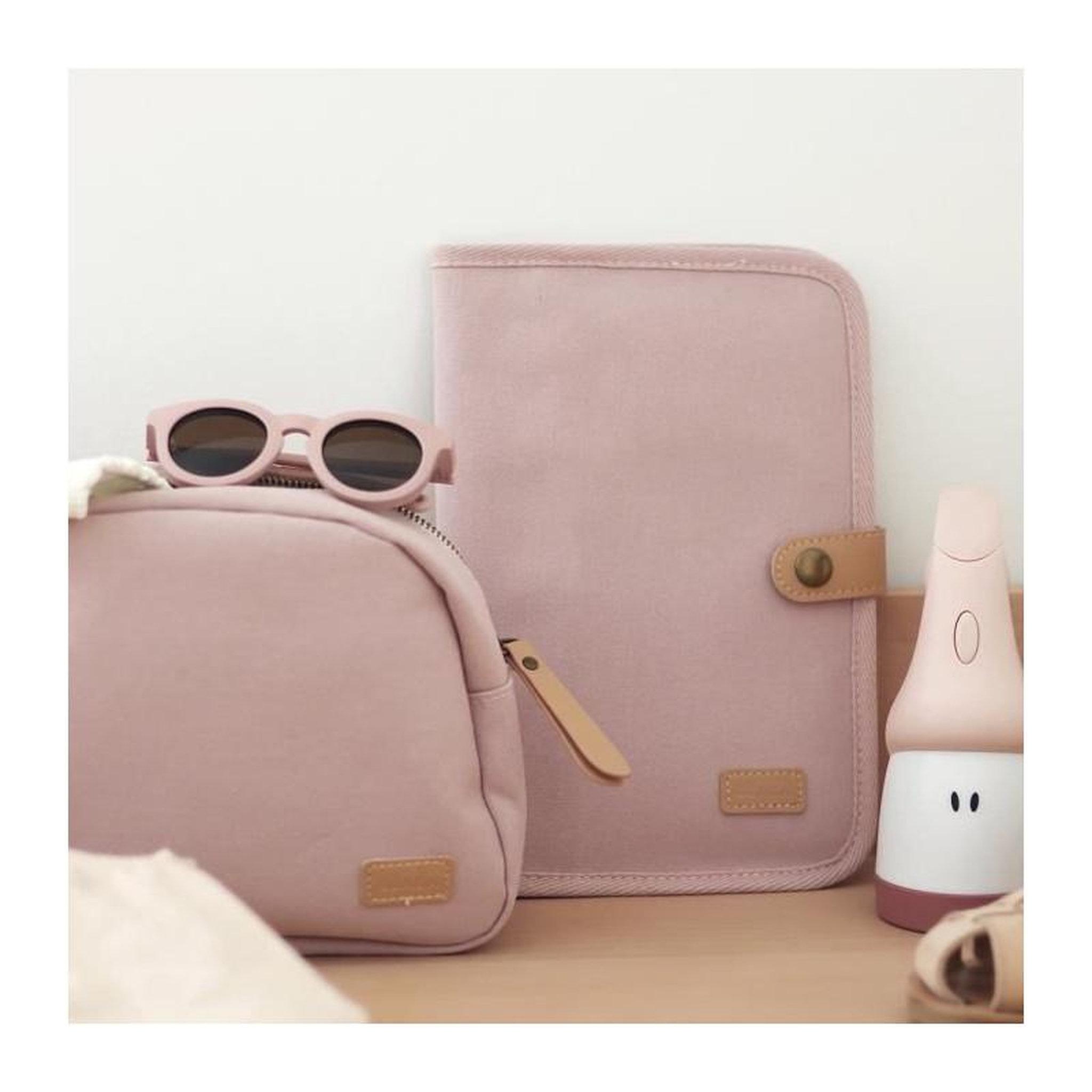 Voir la diapositive 6 : BEABA BEABA, Protege carnet de santé canvas rose poudré