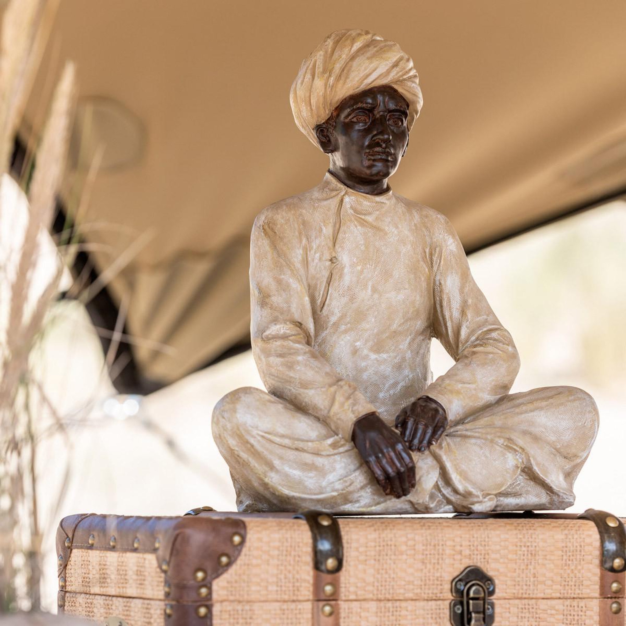 Voir la diapositive 2 : J-LINE Statue déco en résine  indien assis  44cm beige