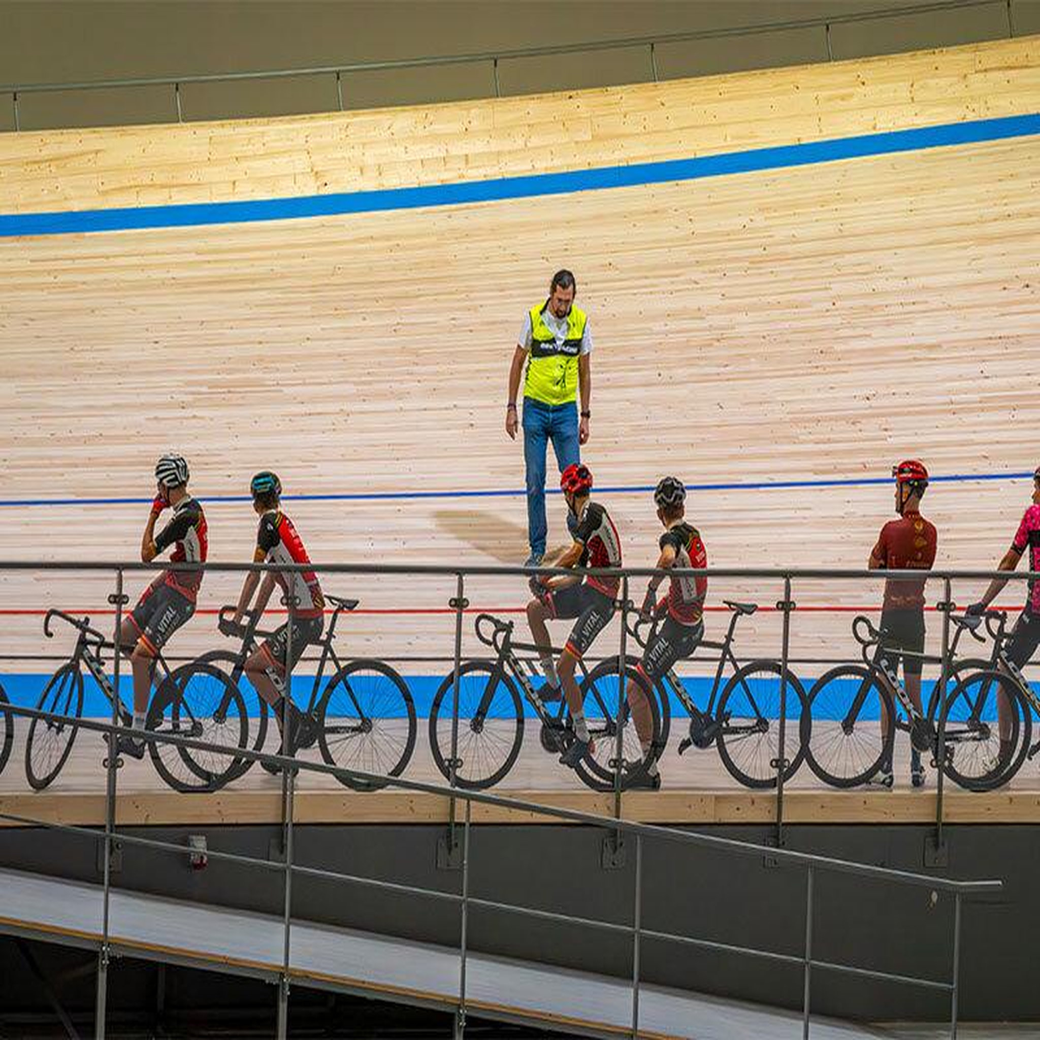 Voir la diapositive 2 : Smartbox Baptême de vélo sur piste pour 2 personnes à loudéac - coffret cadeau sport & aventure