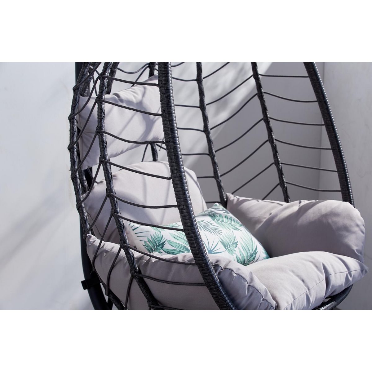 CONCEPT USINE Fauteuil suspendu en résine effet rotin gris LIMA