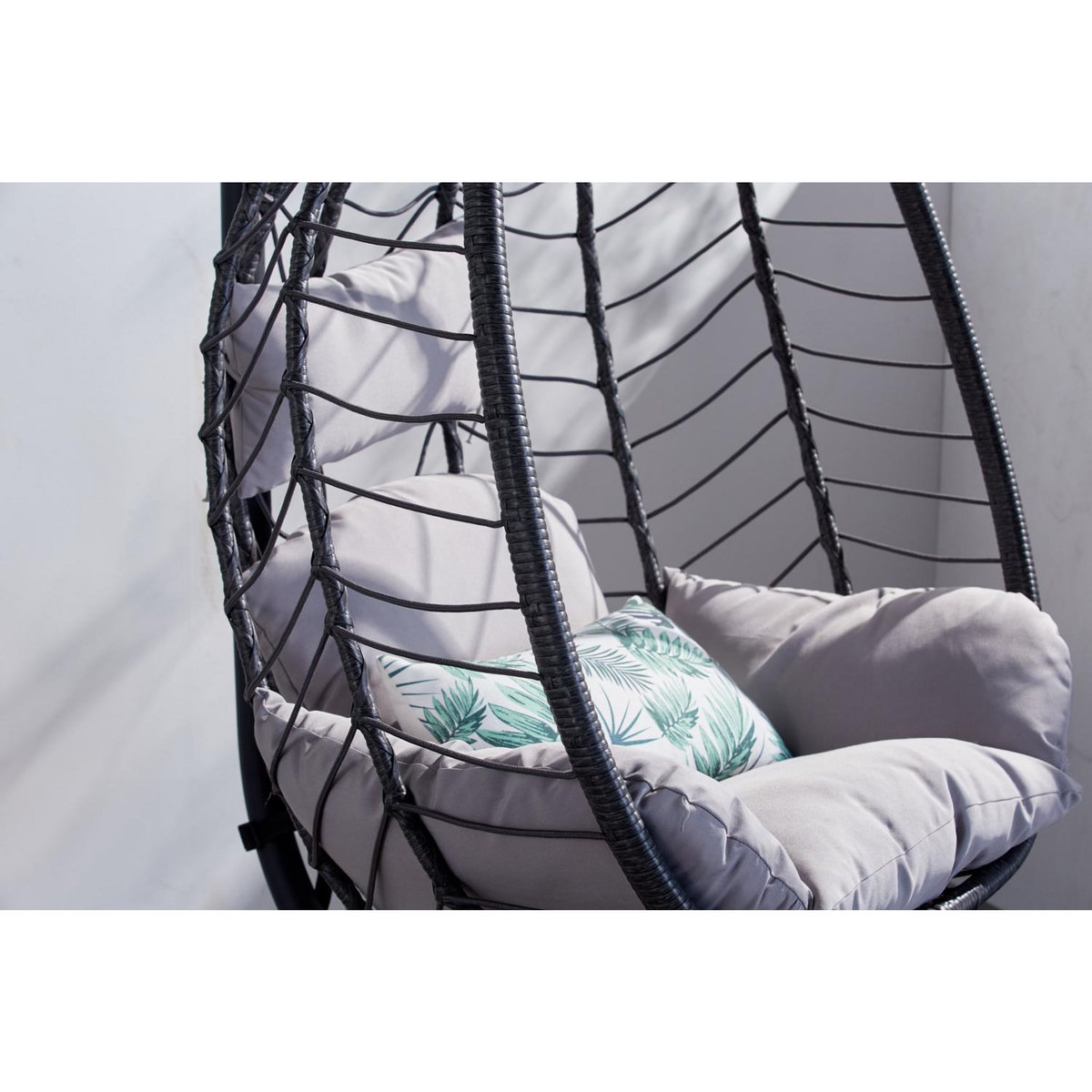 CONCEPT USINE Fauteuil suspendu en résine effet rotin gris LIMA