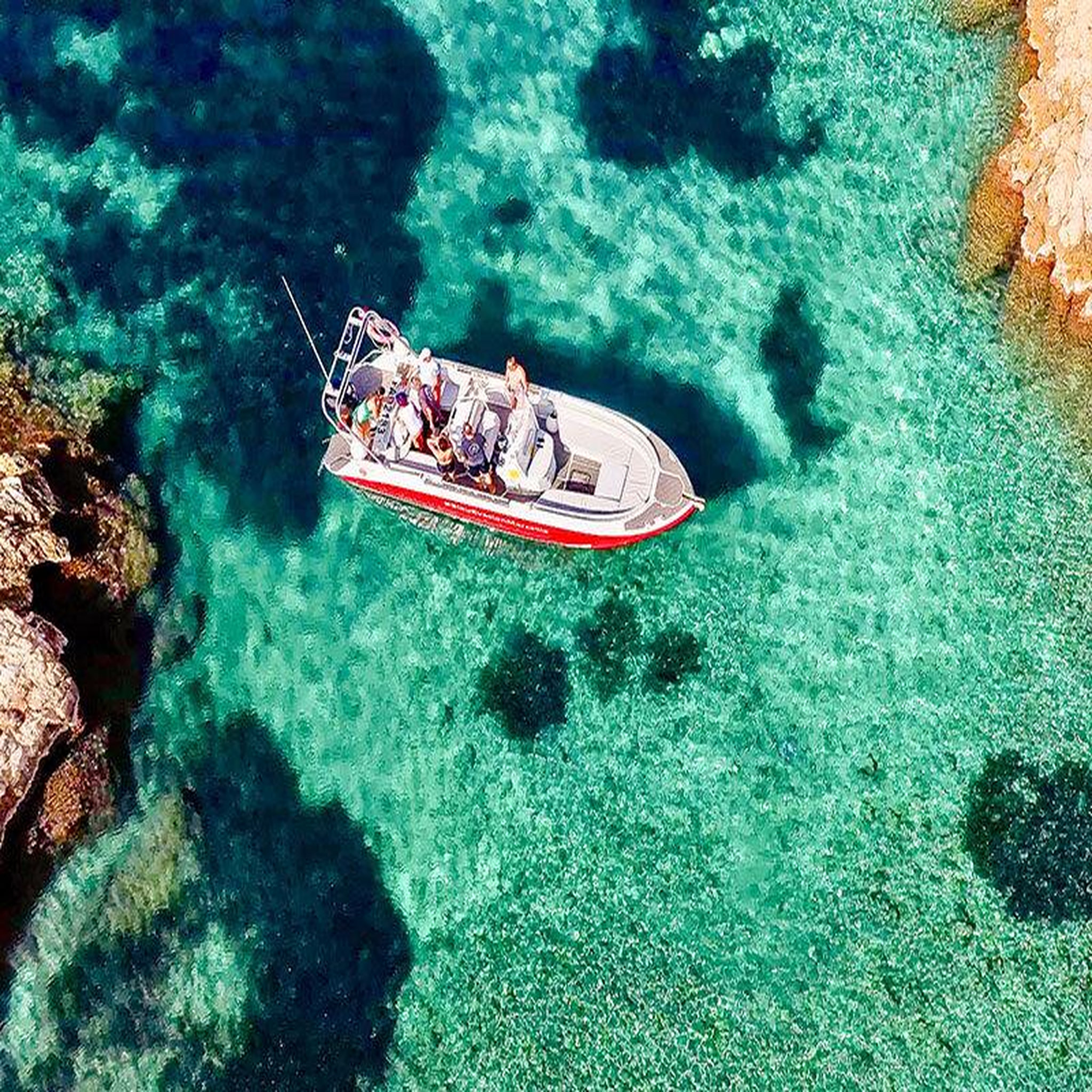 Voir la diapositive 2 : Smartbox Excursion en bateau de 3h en matinée dans le Parc national des calanques avec rosé - Coffret Cadeau Sport & Aventure