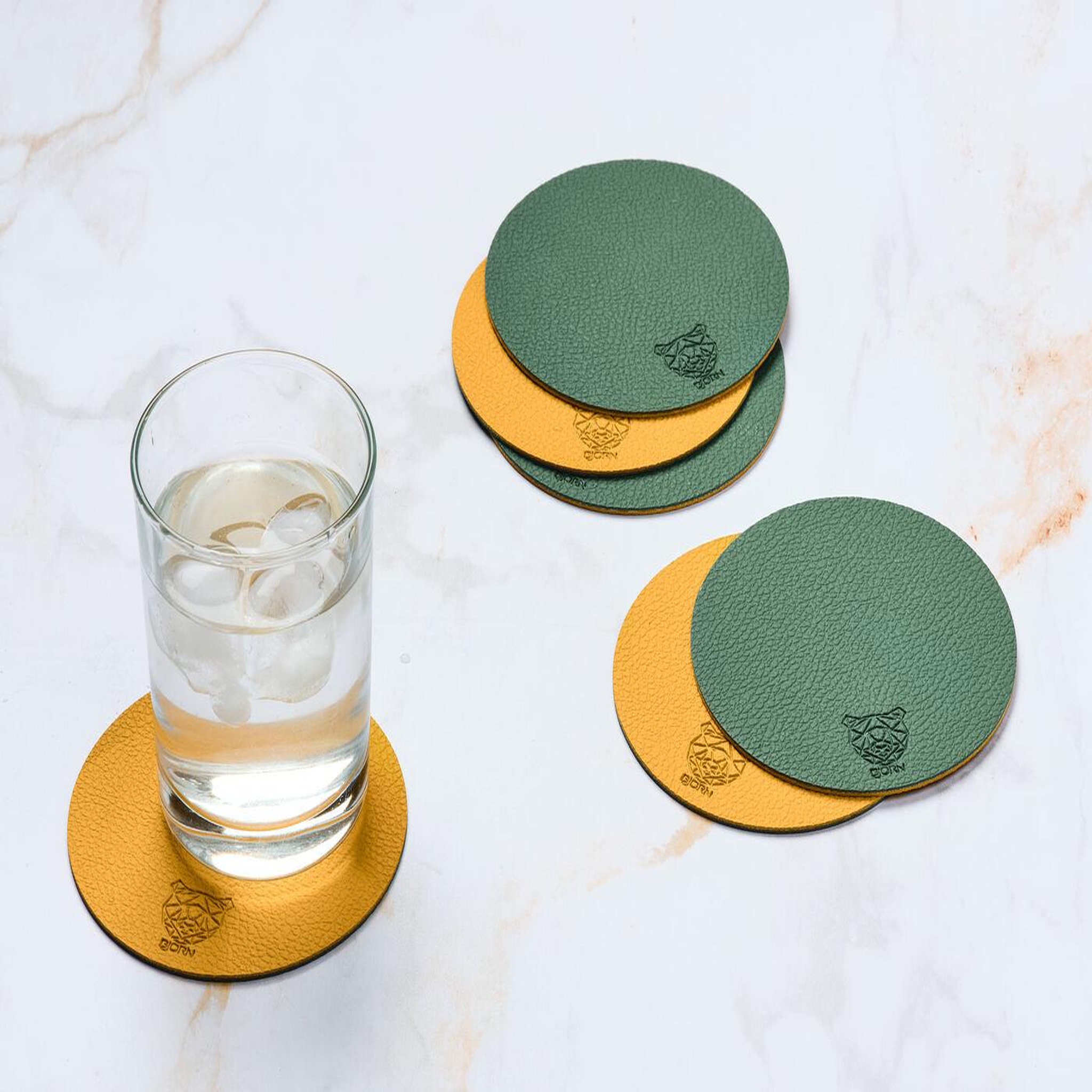 Voir la diapositive 2 : BJORN Sous-verre rond réversible - 6 pièces - cuir recyclé jaune moutarde et vert sapin