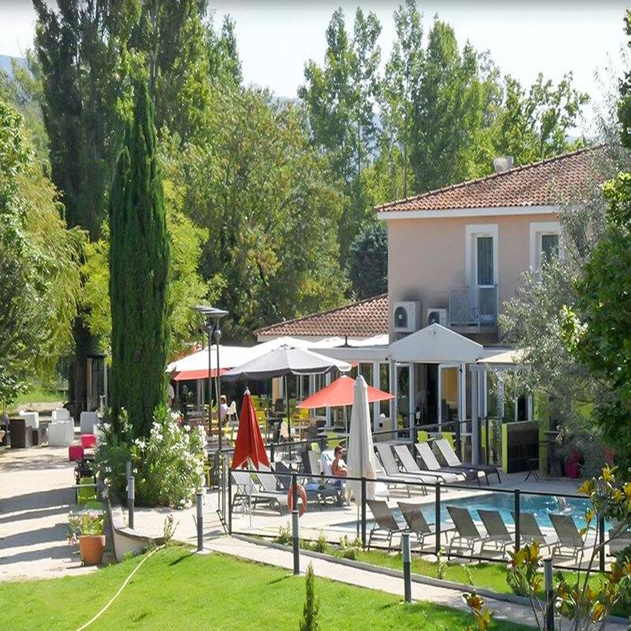 Voir la diapositive 4 : Smartbox 2 jours en hôtel 4* avec dîner près d'Avignon - Coffret Cadeau Séjour