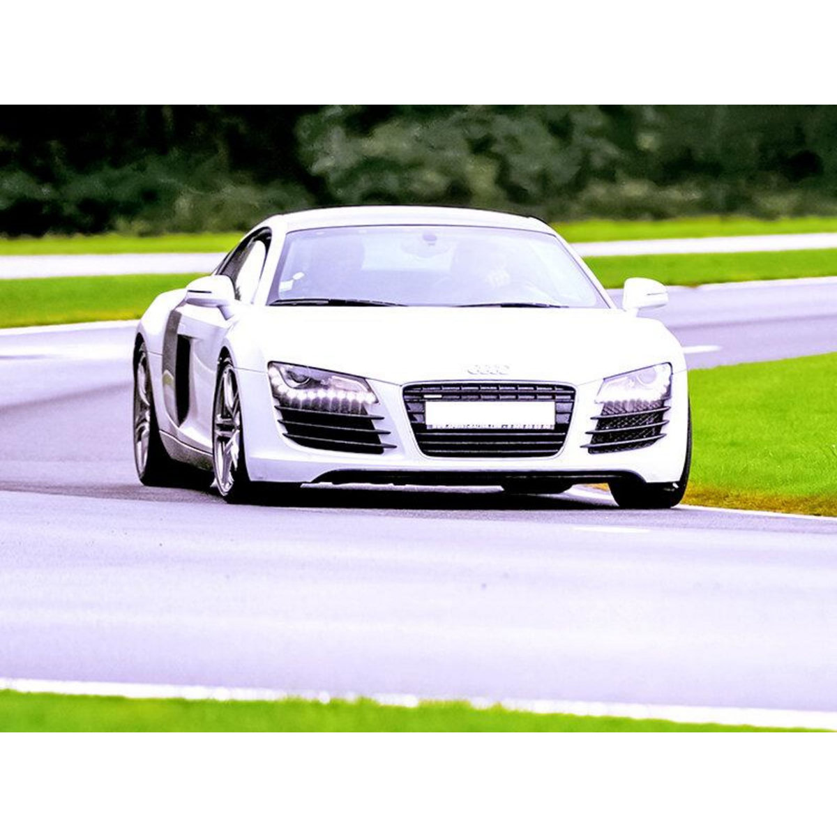 Smartbox Stage de pilotage : 3 tours sur le circuit de Lohéac en Audi R8 V10 - Coffret Cadeau Sport & Aventure