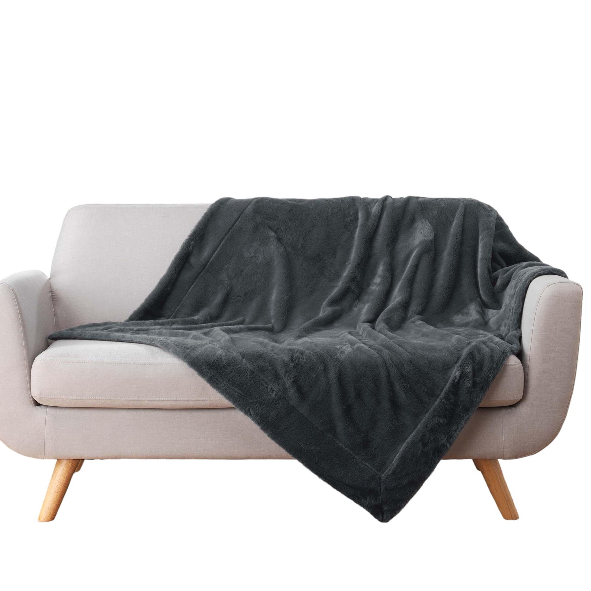 Eden Plaid a poils doux caresses design et moderne. Coloris disponibles : Gris