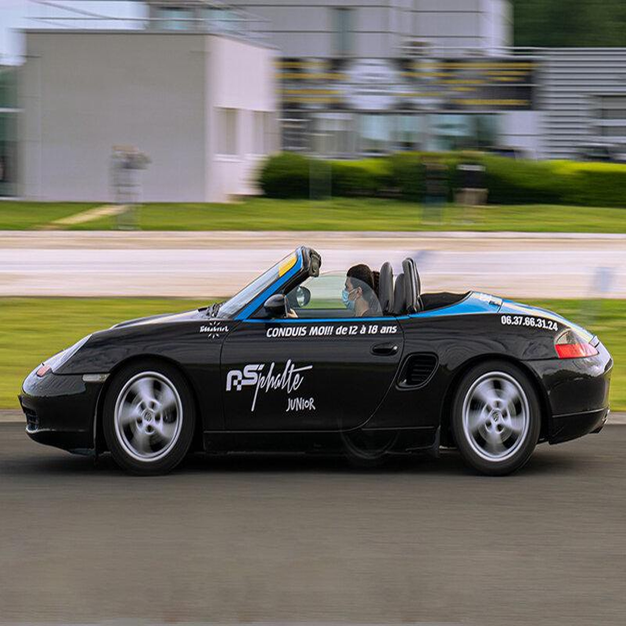Voir la diapositive 2 : Smartbox Pilotage pour enfant : 5 tours en Porsche Boxster - Coffret Cadeau Sport & Aventure