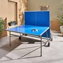 SWEEEK Table de ping pong INDOOR bleue - table pliable avec 4 raquettes et 6 balles. pour utilisation intérieure. sport tennis de table