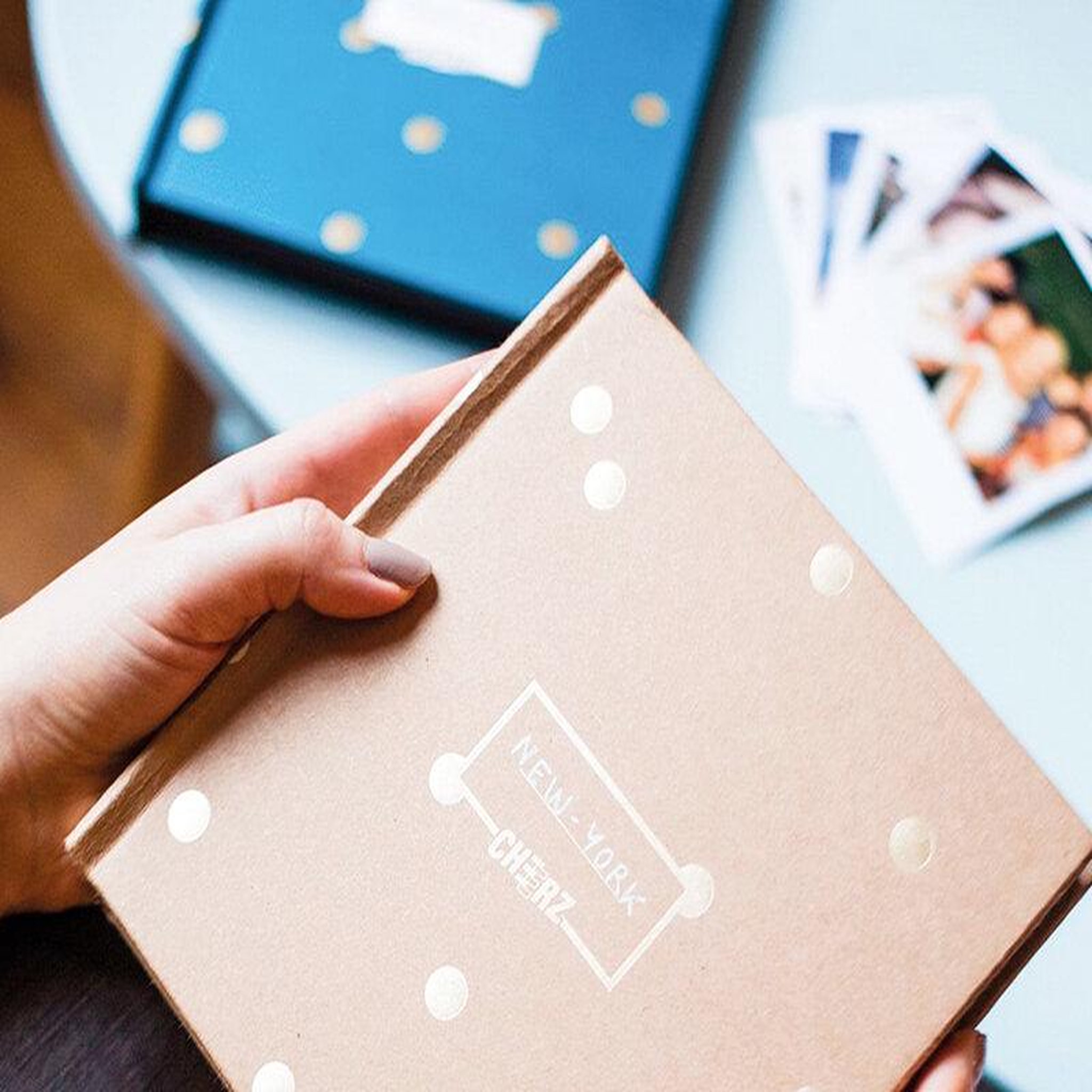 Voir la diapositive 4 : Smartbox Album photo cheerz scrapbooking diy avec 20 photos au format rétro - coffret cadeau sport & aventure