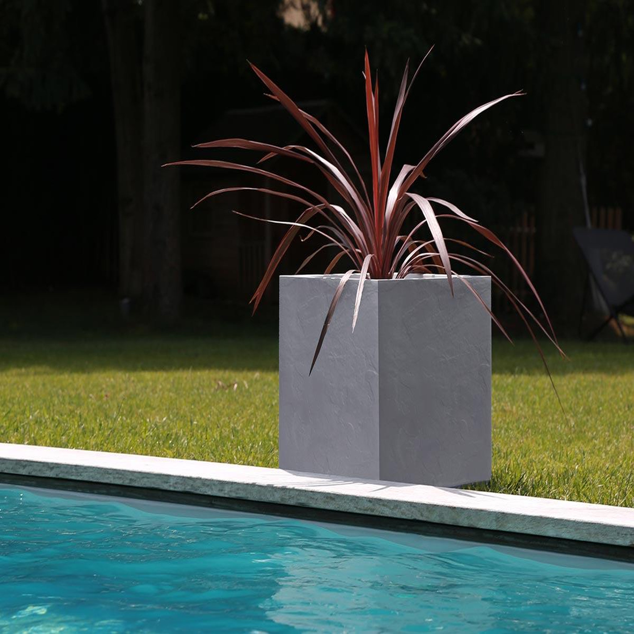 Voir la diapositive 2 : Eda Jardinière carrée Volcania effet pierre 39,5 x 39,5 x 43,5 cm - 31 L - Gris galet - Eda