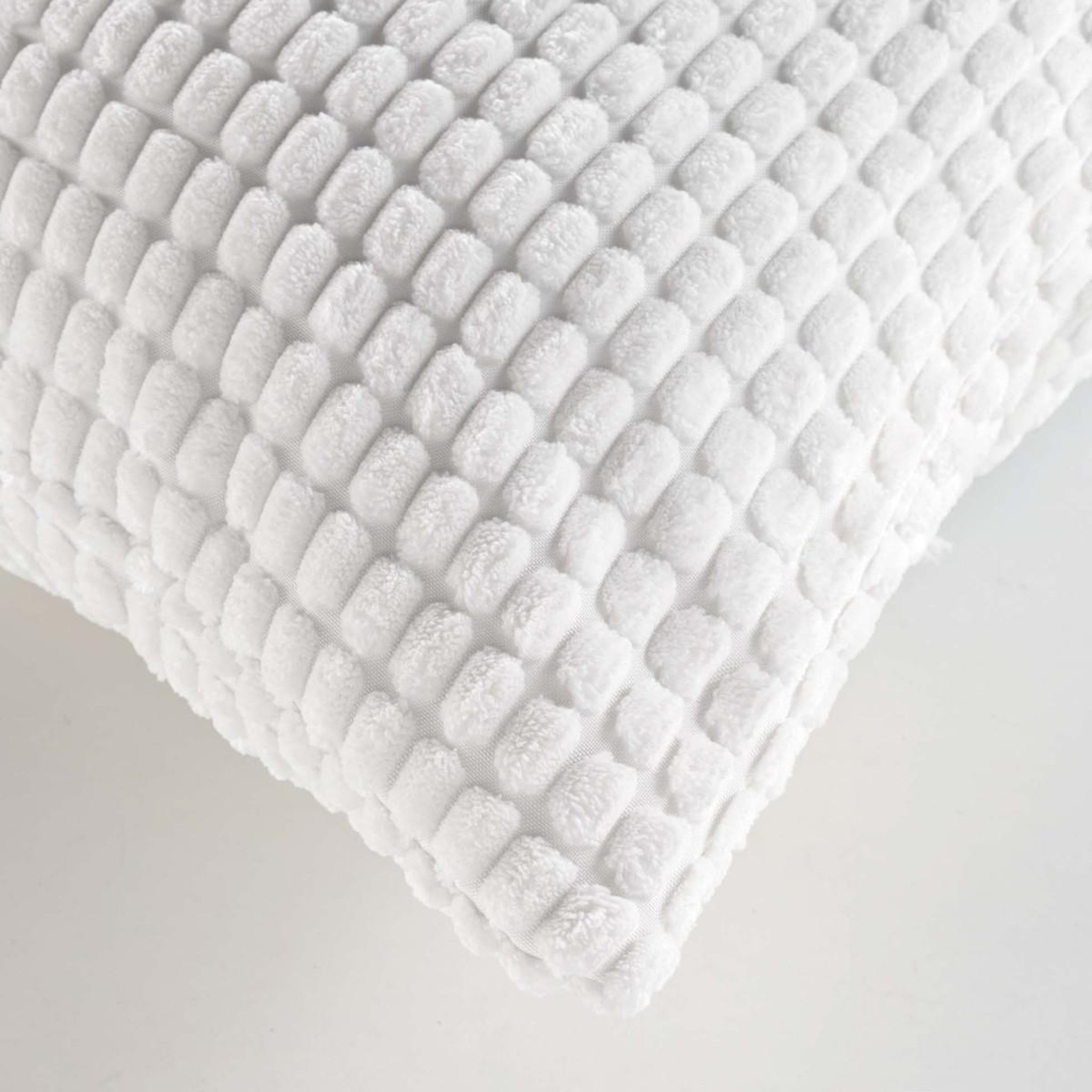 Voir la diapositive 3 : Douceur d'Intérieur Coussin déco en velours relief  swing  45x45cm blanc