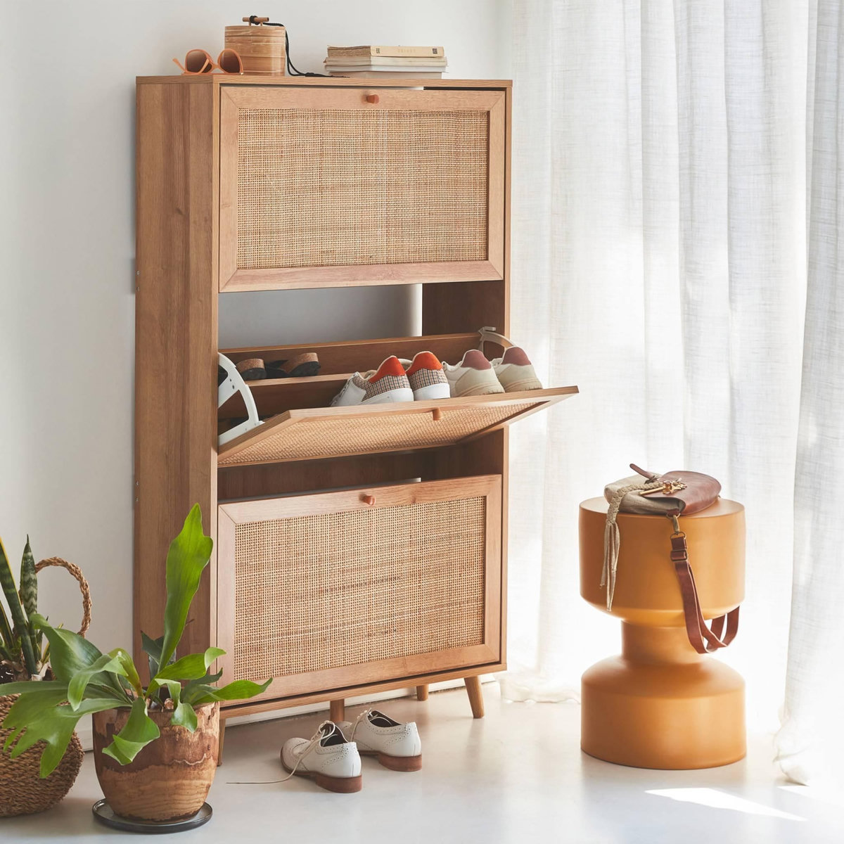 SWEEEK Meuble à chaussures. 3 abattants en cannage. Bohème.  L 75 x P 26 x  H 131cm