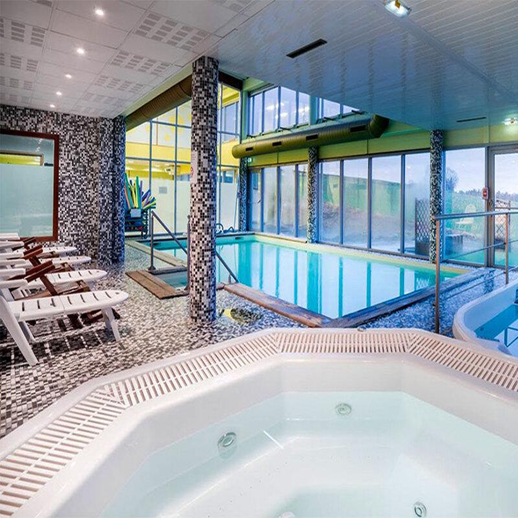 Voir la diapositive 4 : Smartbox Escapade champenoise : 2 jours en hôtel Best Western 4* avec dîner et accès libre au spa - Coffret Cadeau Séjour