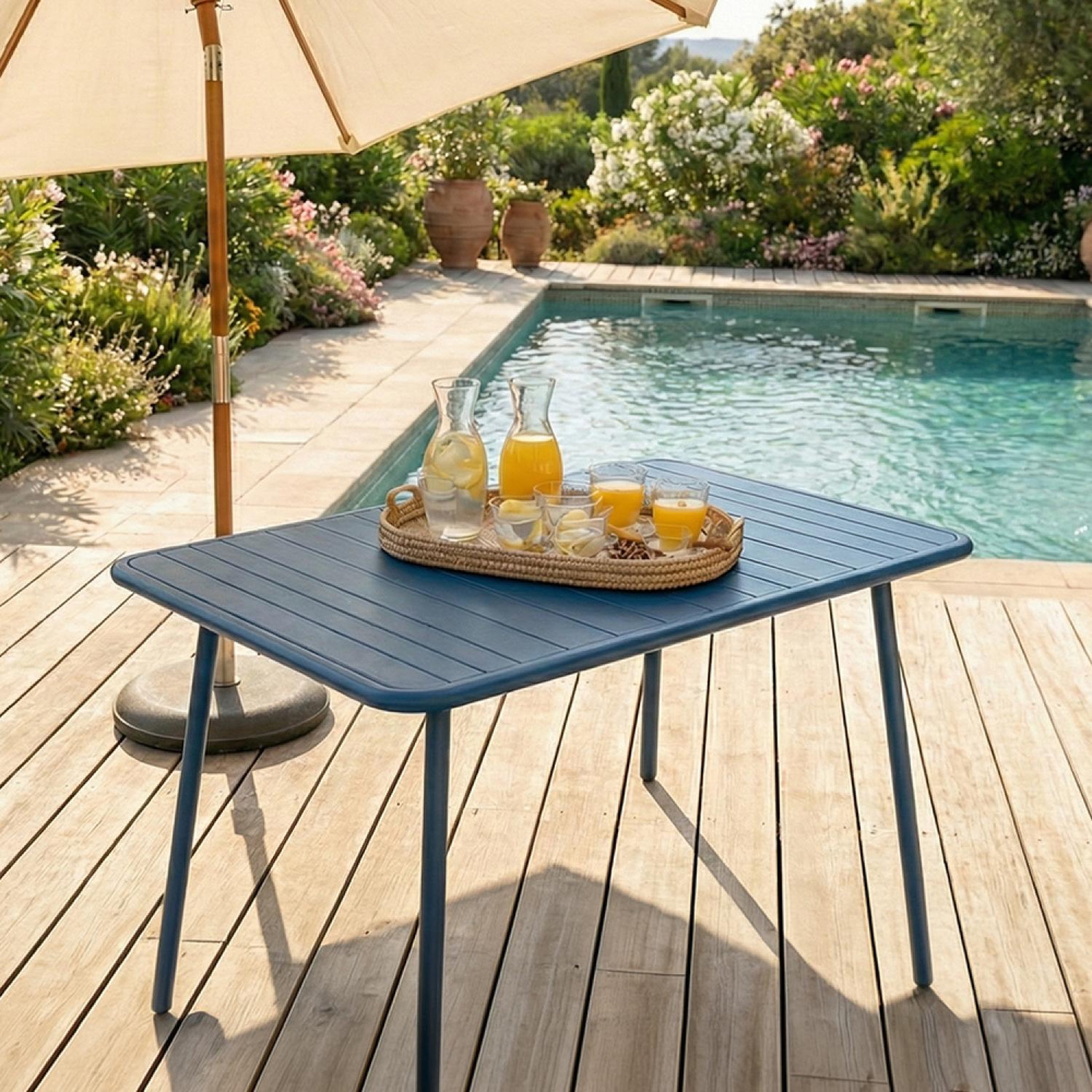 Voir la diapositive 4 : CONCEPT USINE Table de jardin 4 à 6 places 120cm bleu BERGAME