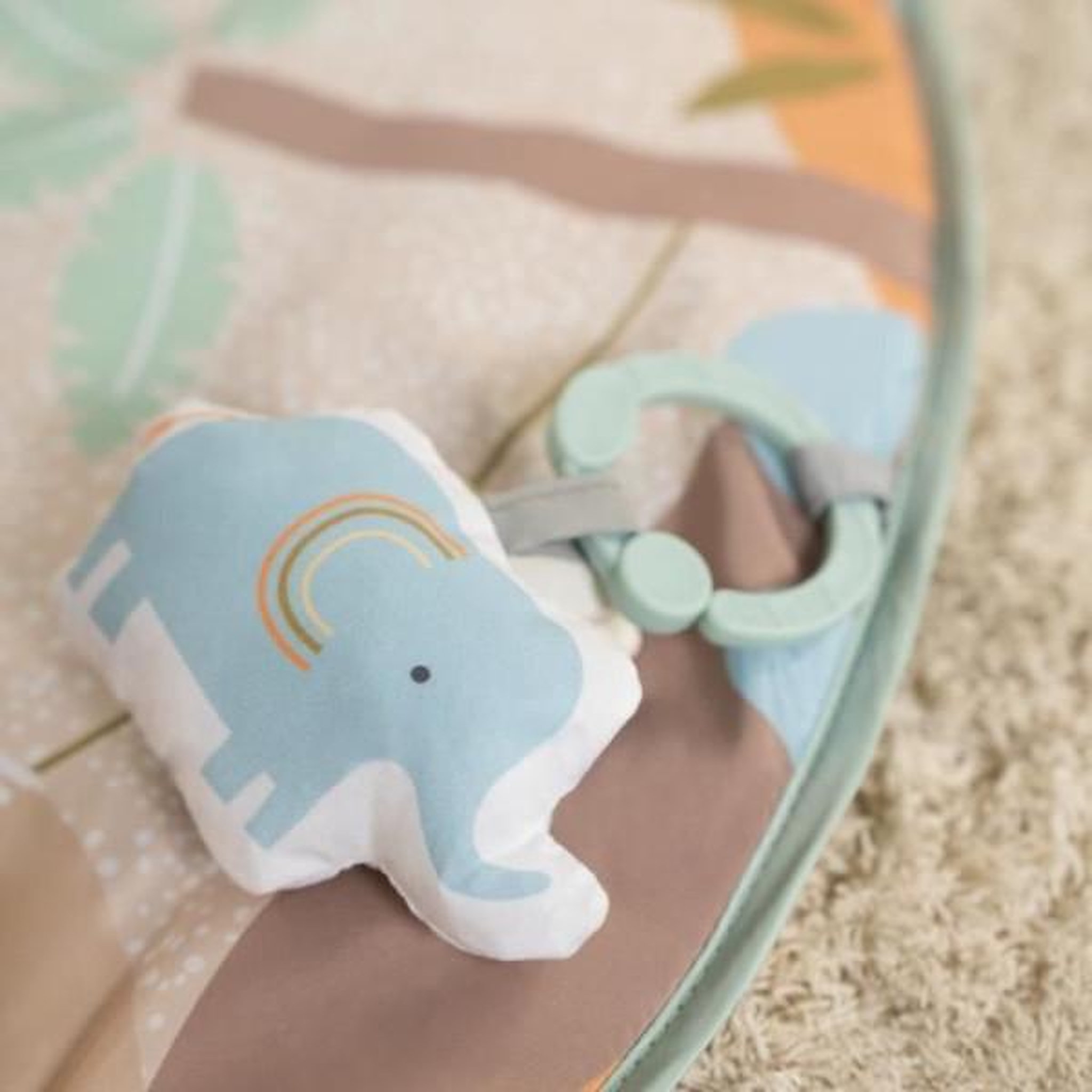 Voir la diapositive 5 : MARKET24 INGENUITY Tapis d'éveil bébé pliable WonderWood, rond avec arche de jeux en bois, mirroir et jouets bébé