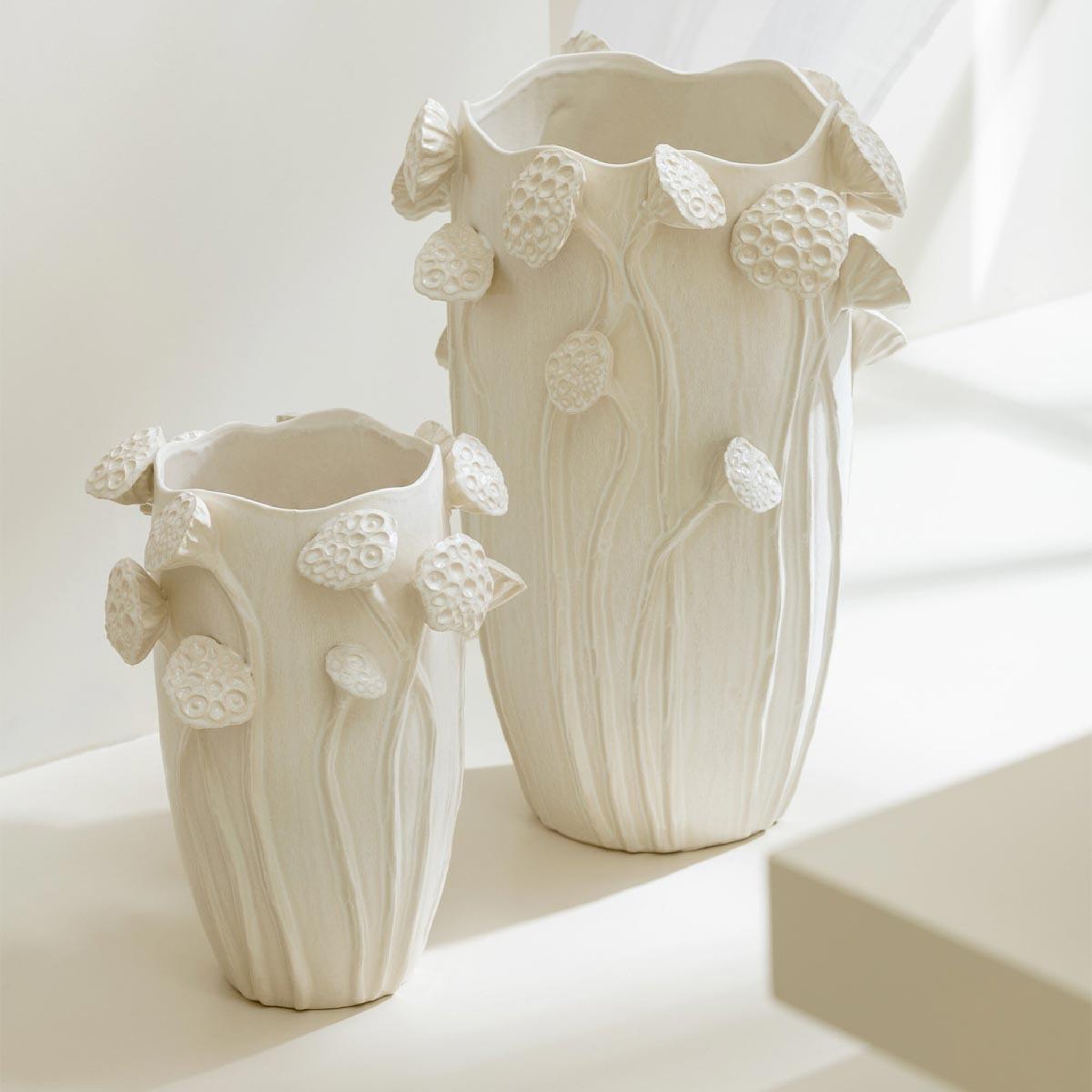 Voir la diapositive 3 : J-LINE Vase déco lotus en argile  botanica  35cm beige