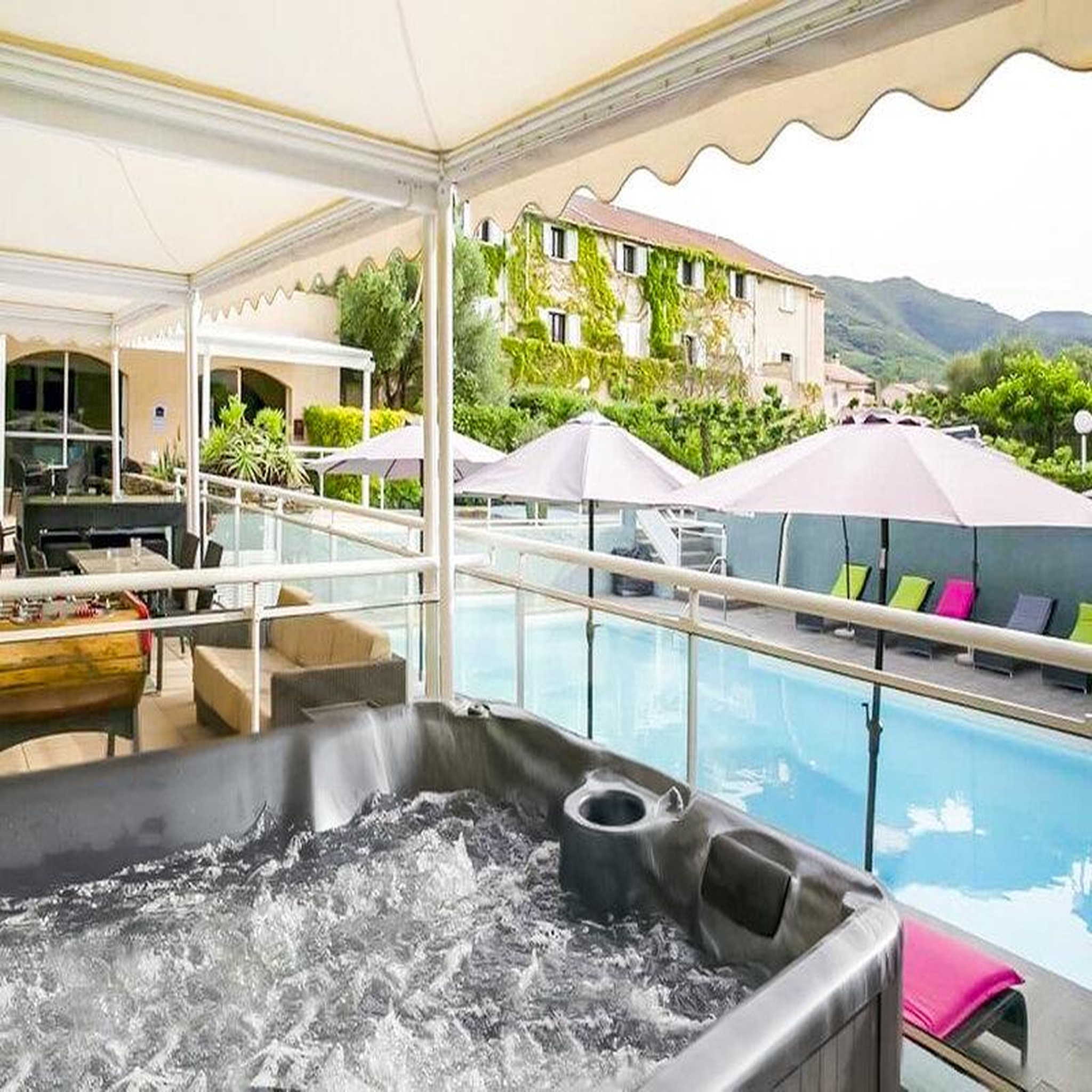 Voir la diapositive 6 : Smartbox 3 jours en hôtel 4* avec gommage et sauna en corse - coffret cadeau séjour