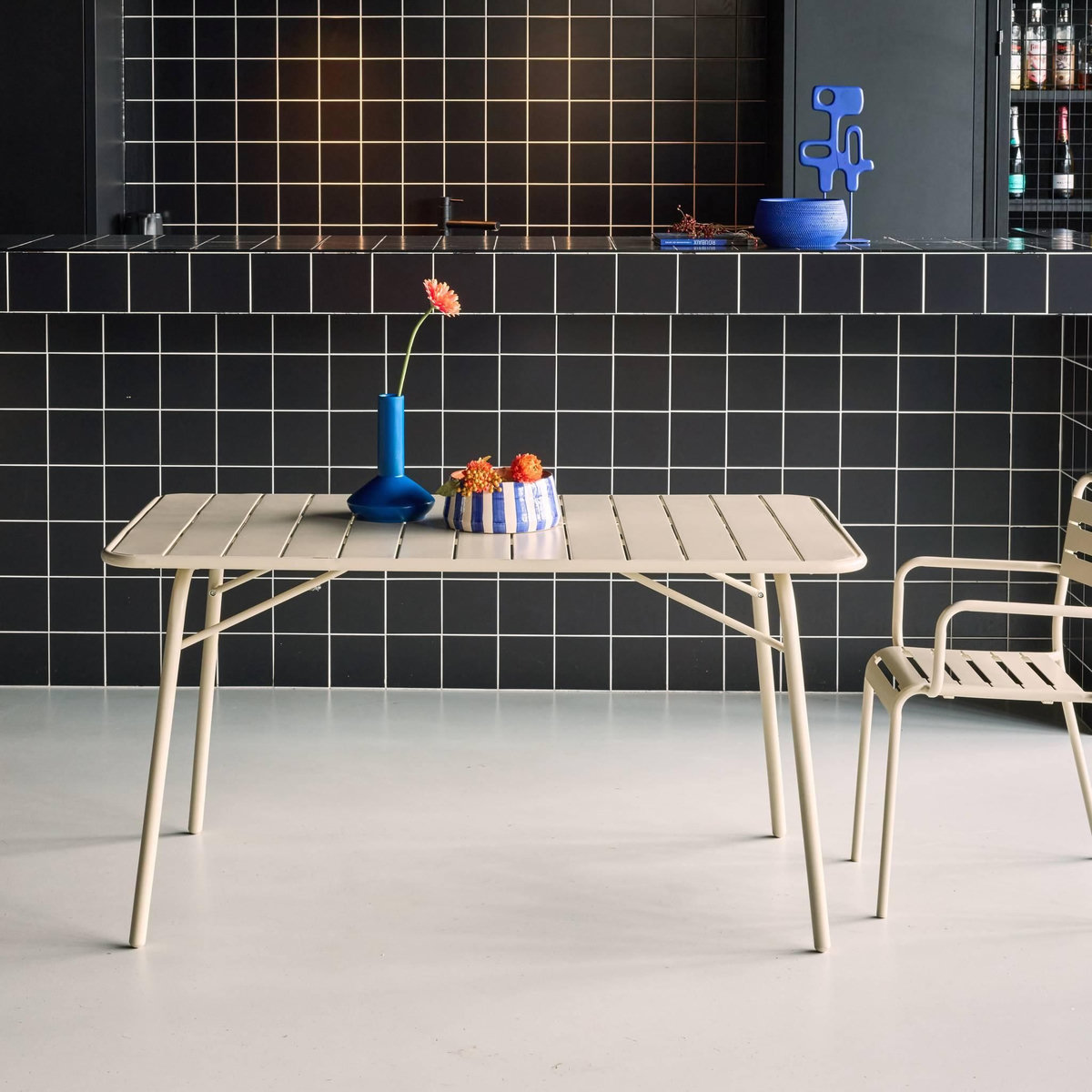 SWEEEK Table de jardin pliante métal 6 places, Amelia 141,2 x 80 x 72,5cm