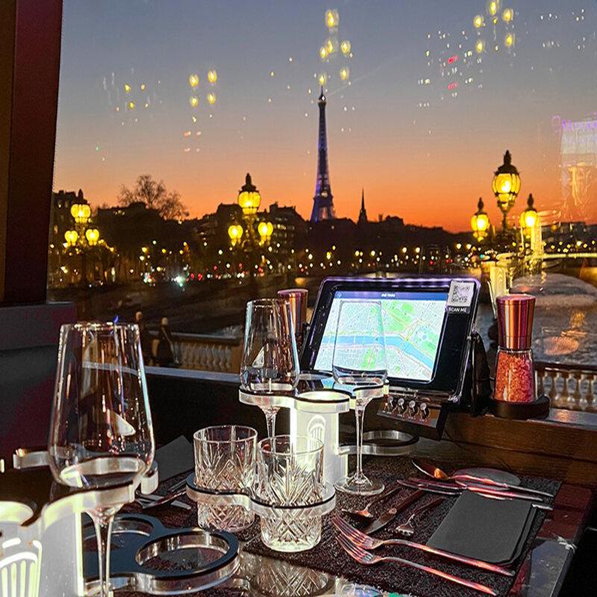Voir la diapositive 4 : Smartbox Dîner insolite 5 plats avec visite de paris dans le bus à impériale le saint-germain 1920 - coffret cadeau gastronomie