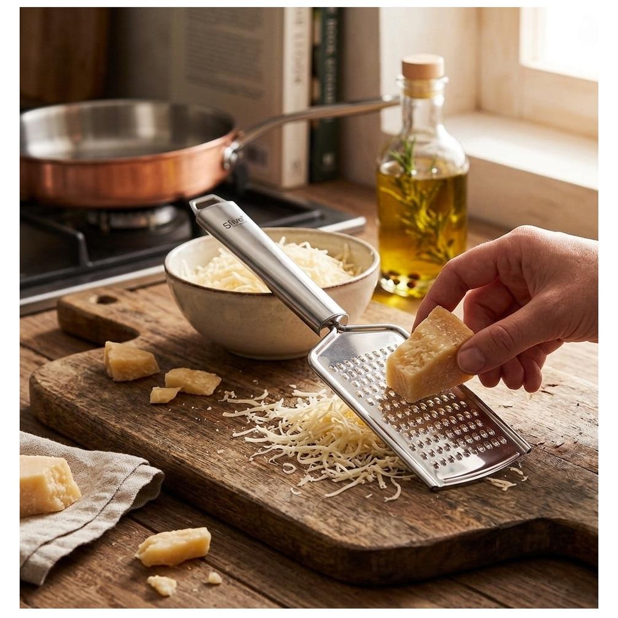 Voir la diapositive 5 : Eden Râpe a fromage en acier luxe design et moderne