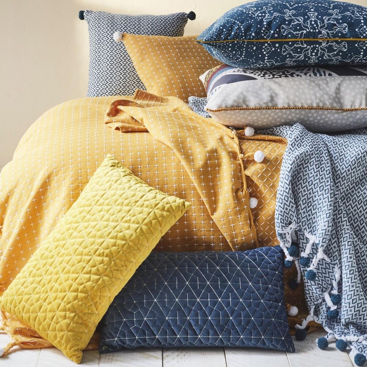 FUTURE HOME Coussin à pompons en polycoton 40x40cm HOLI