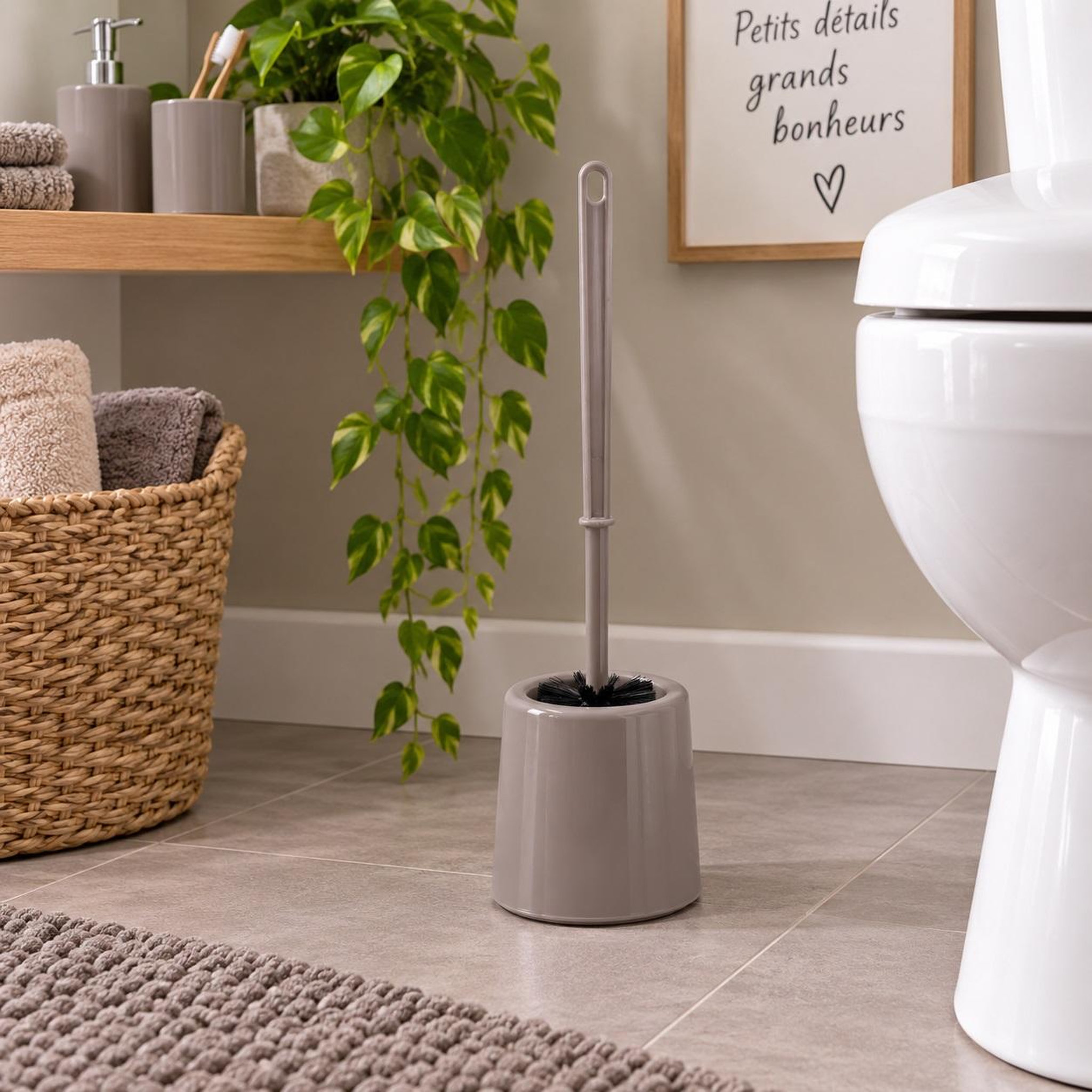 Voir la diapositive 2 : Eden Brosse de toilette plastique taupe