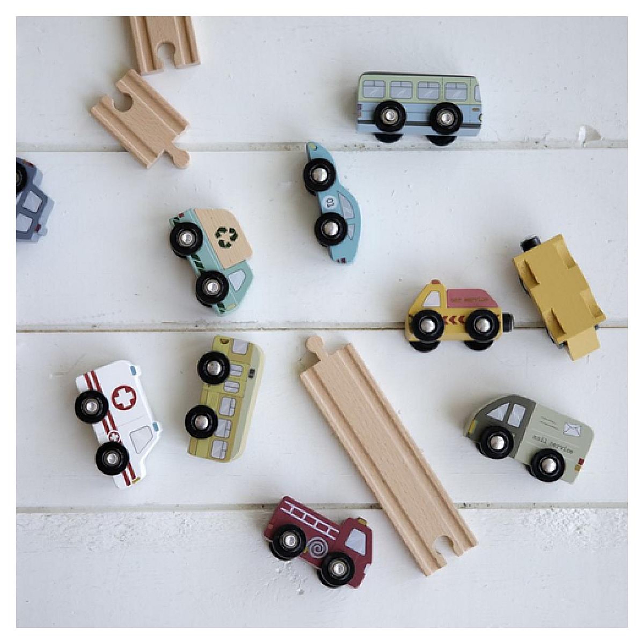Voir la diapositive 2 : LITTLE DUTCH extension Circuit train en bois - 9 vehicules