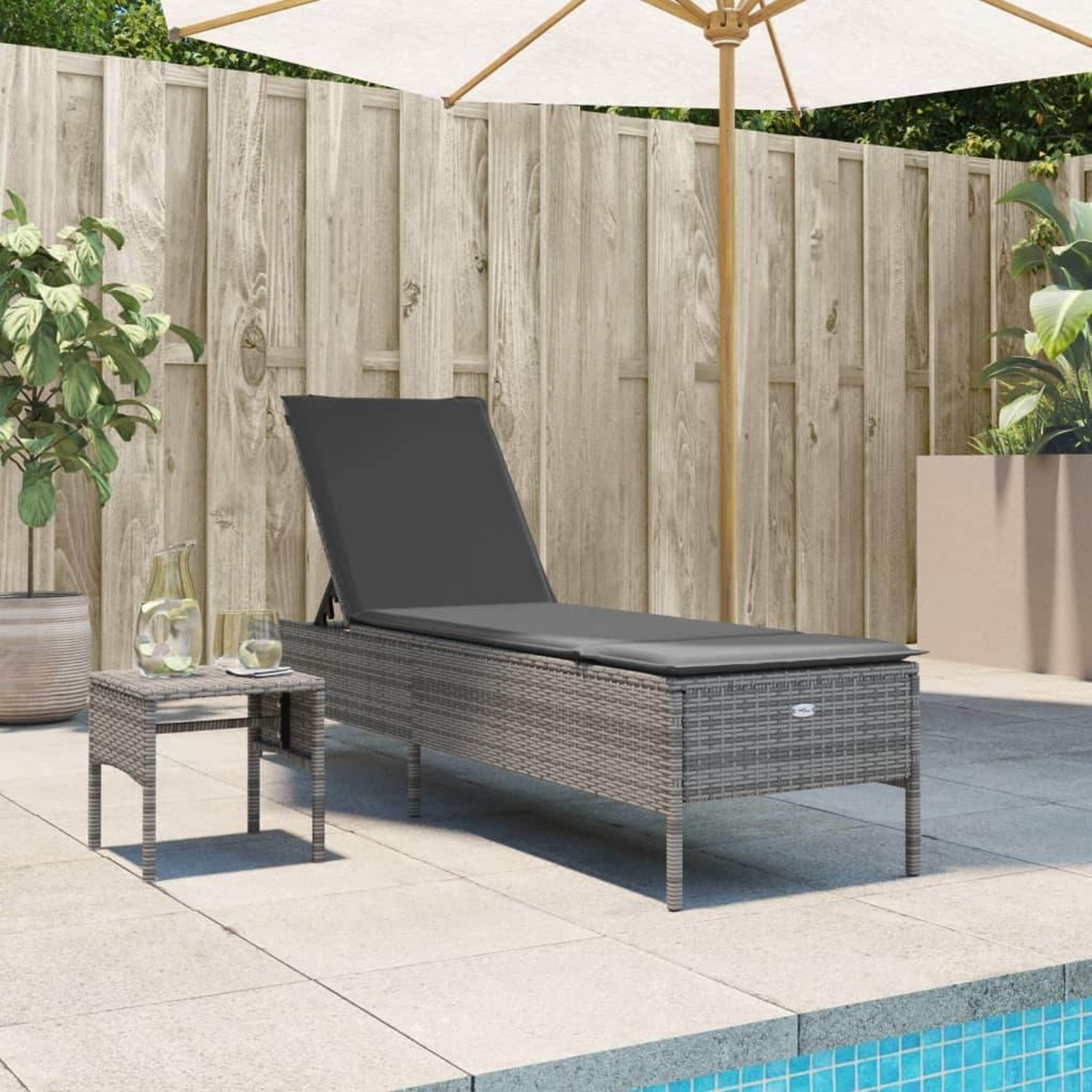 VIDAXL Chaise longue avec table et coussin gris resine tressee