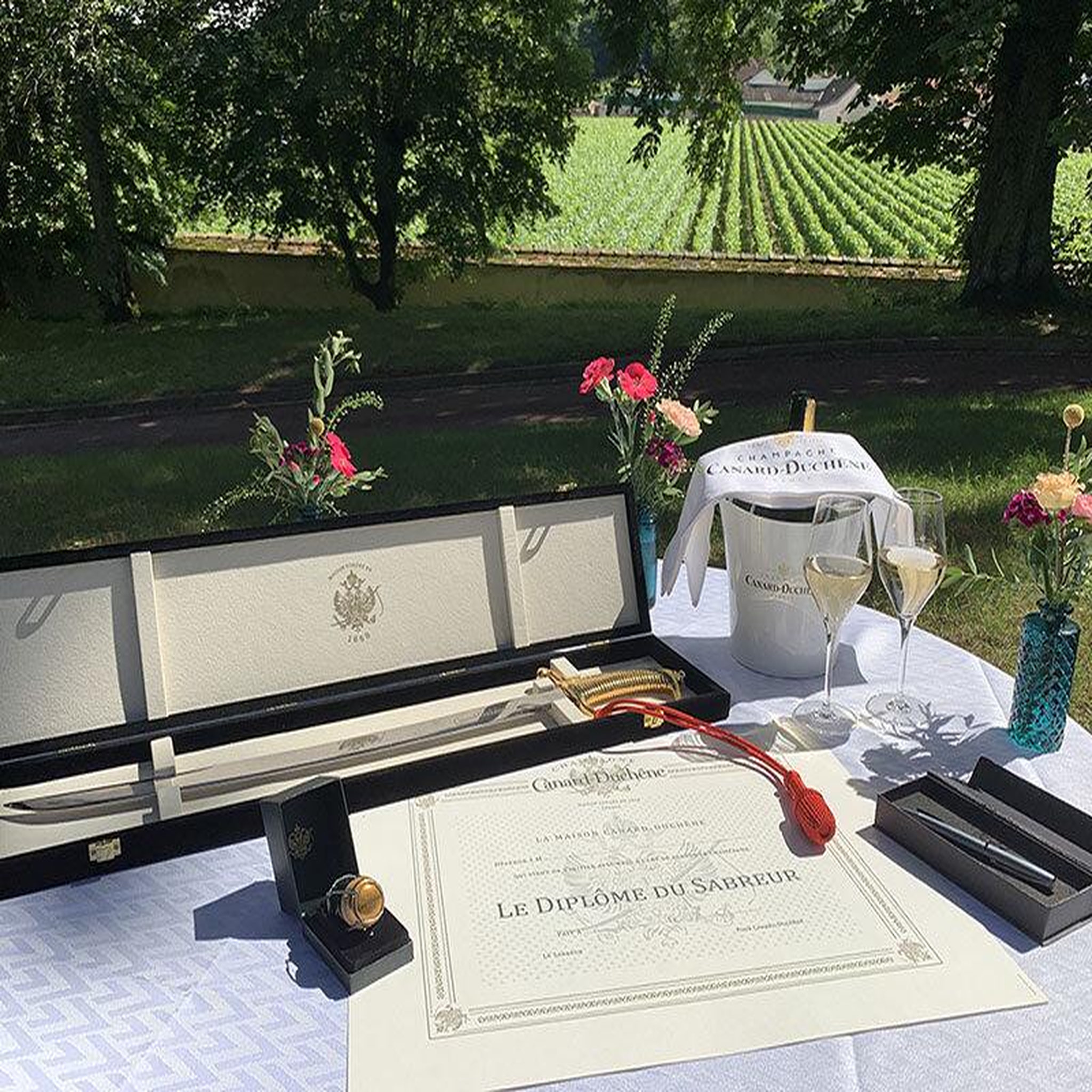 Voir la diapositive 3 : Smartbox Initiation au sabrage, visite de caves et bouteille de champagne près de Reims - Coffret Cadeau Gastronomie