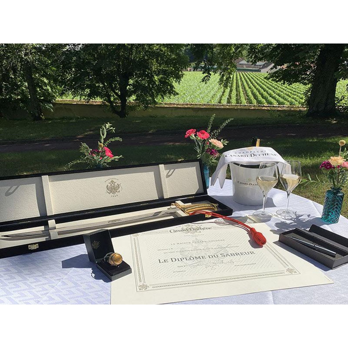 Smartbox Initiation au sabrage, visite de caves et bouteille de champagne près de Reims - Coffret Cadeau Gastronomie