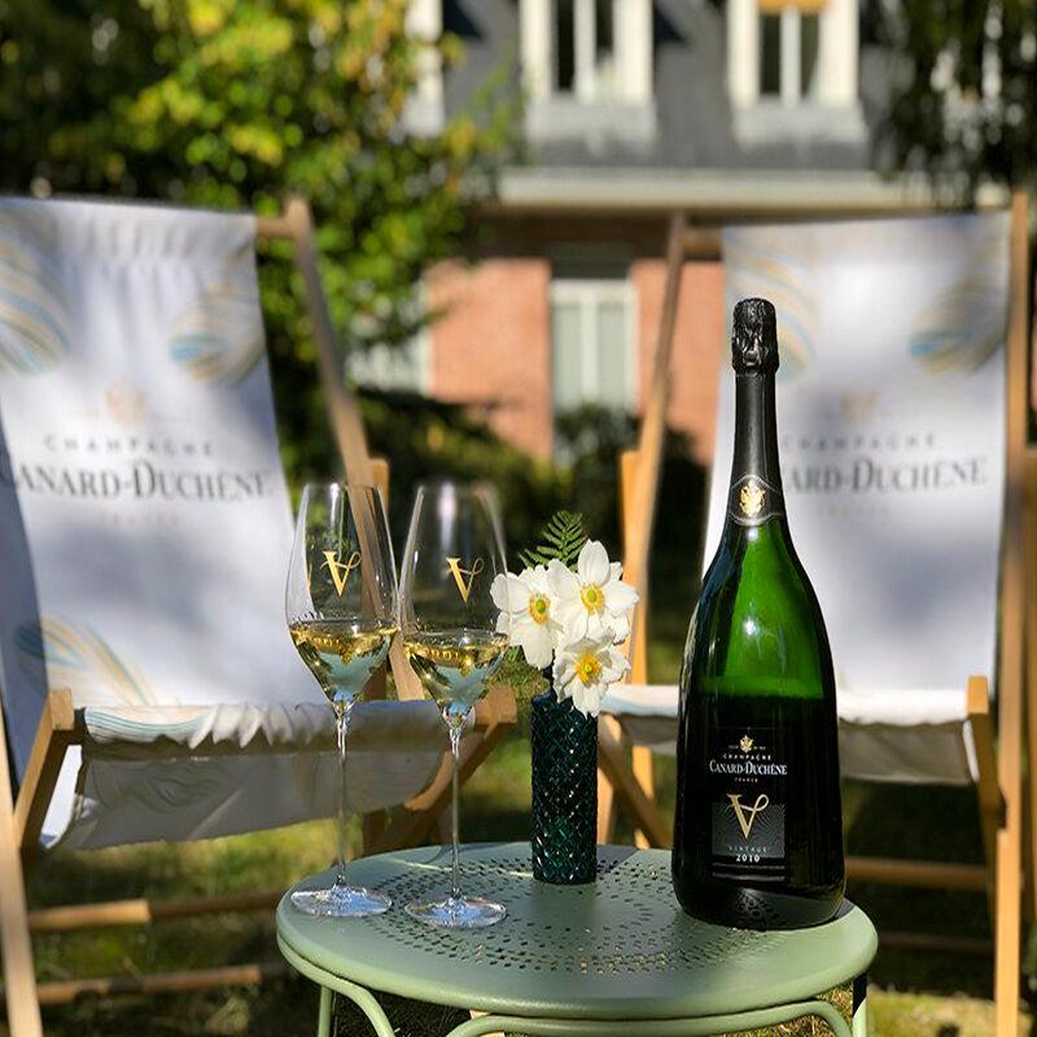 Voir la diapositive 2 : Smartbox Initiation au sabrage de champagne avec dégustation et visite de cave près de Reims - Coffret Cadeau Gastronomie