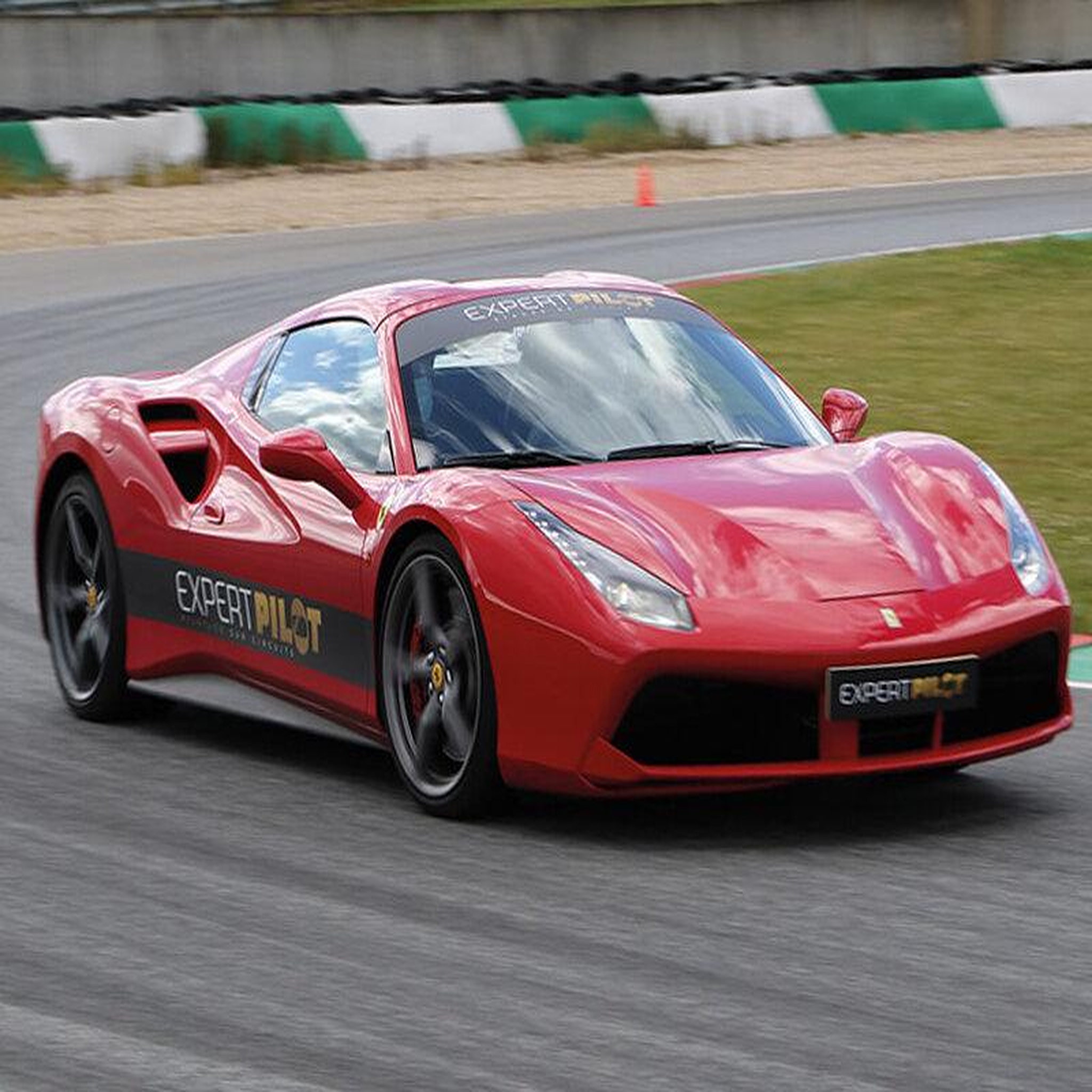 Voir la diapositive 3 : Smartbox Session de pilotage 8 tours en Audi R8 et Ferrari 488 GTB sur le circuit Geoparc - Coffret Cadeau Sport & Aventure