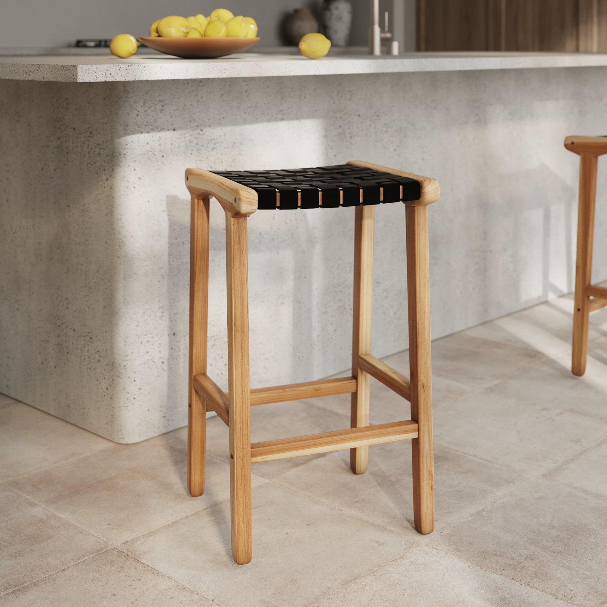Voir la diapositive 2 : MAISON PAVANE Tabouret pour îlot central 68 cm en teck et cuir tressé noir-kuna