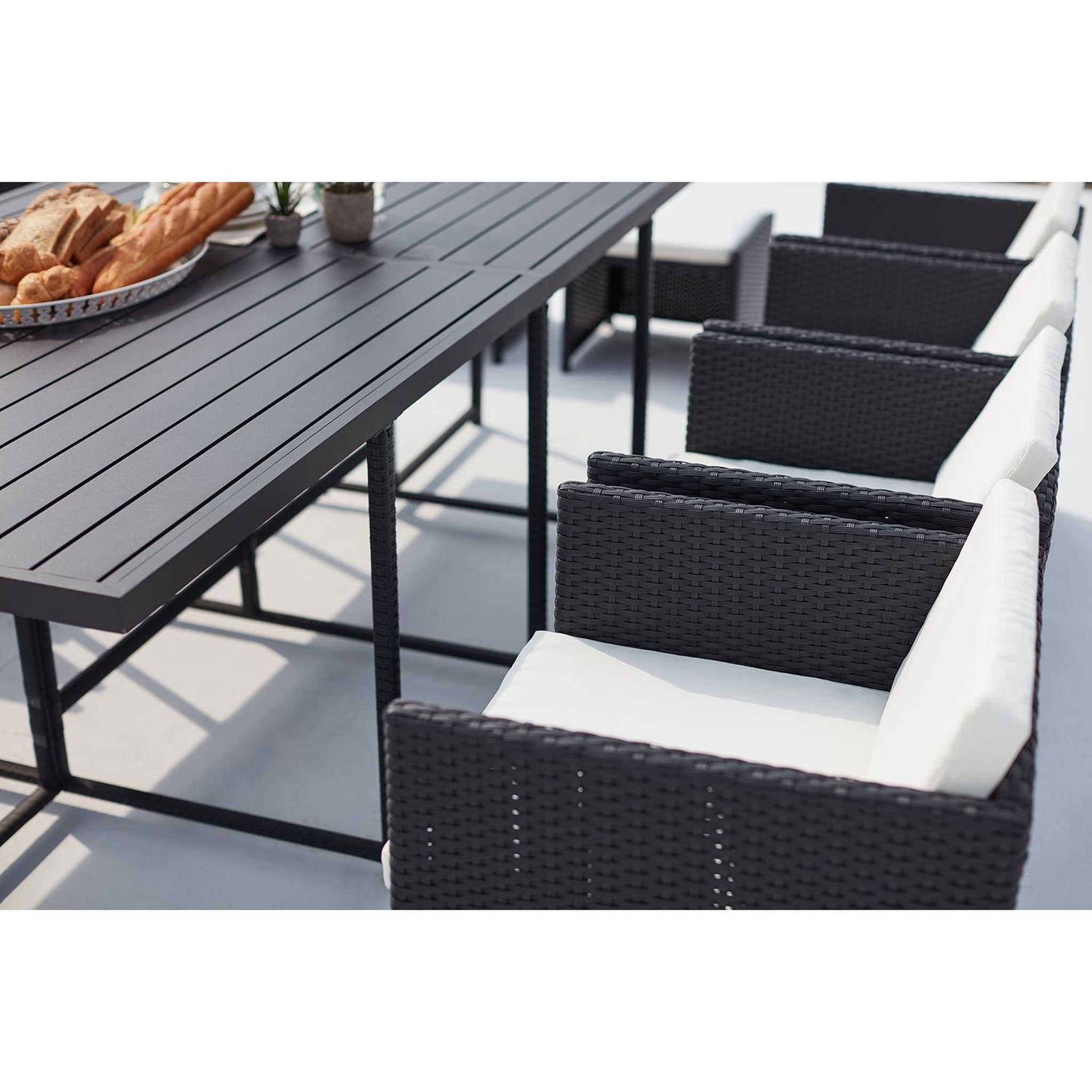 Voir la diapositive 4 : CONCEPT USINE Table et chaise 12 places encastrables alu résine noir-blanc sunset